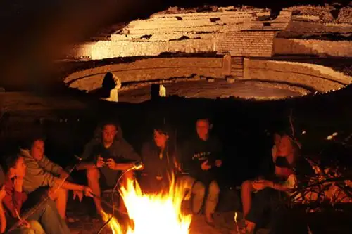 Por segundo año consecutivo y con el lema “Descubre la magia de Caral”, el próximo martes 31 de diciembre se iluminarán por la noche el Edificio Piramidal Mayor, La Huanca y el sendero que llega hasta el cerro Gozne, apu o deidad tutelar de esta milenaria ciudad, donde estará encendido el “altar del fuego sagrado”.