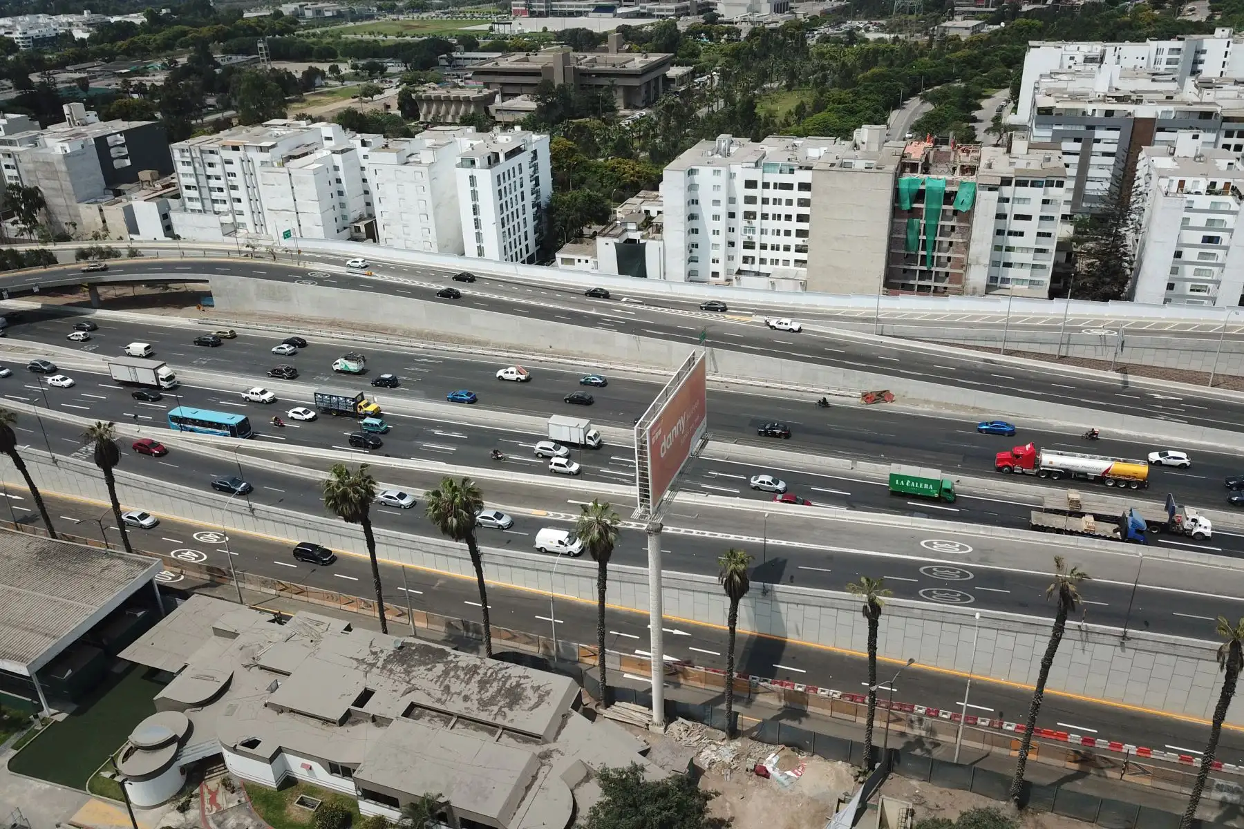 Abren al tránsito viaductos del intercambio vial El Derby

Foto: ANDINA/Juan Carlos Guzmán Negrini.