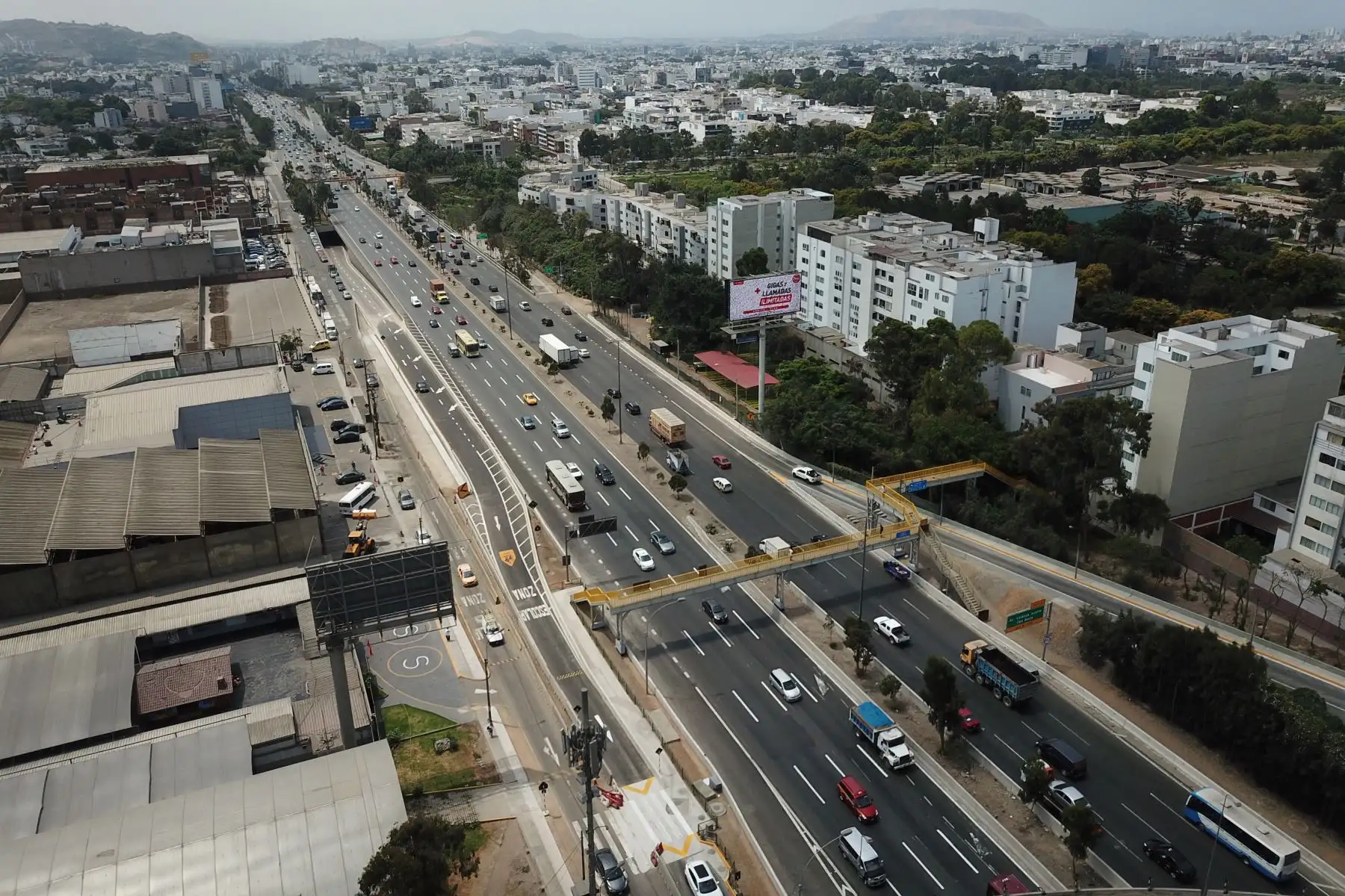 Abren al tránsito viaductos del intercambio vial El Derby

Foto: ANDINA/Juan Carlos Guzmán Negrini.