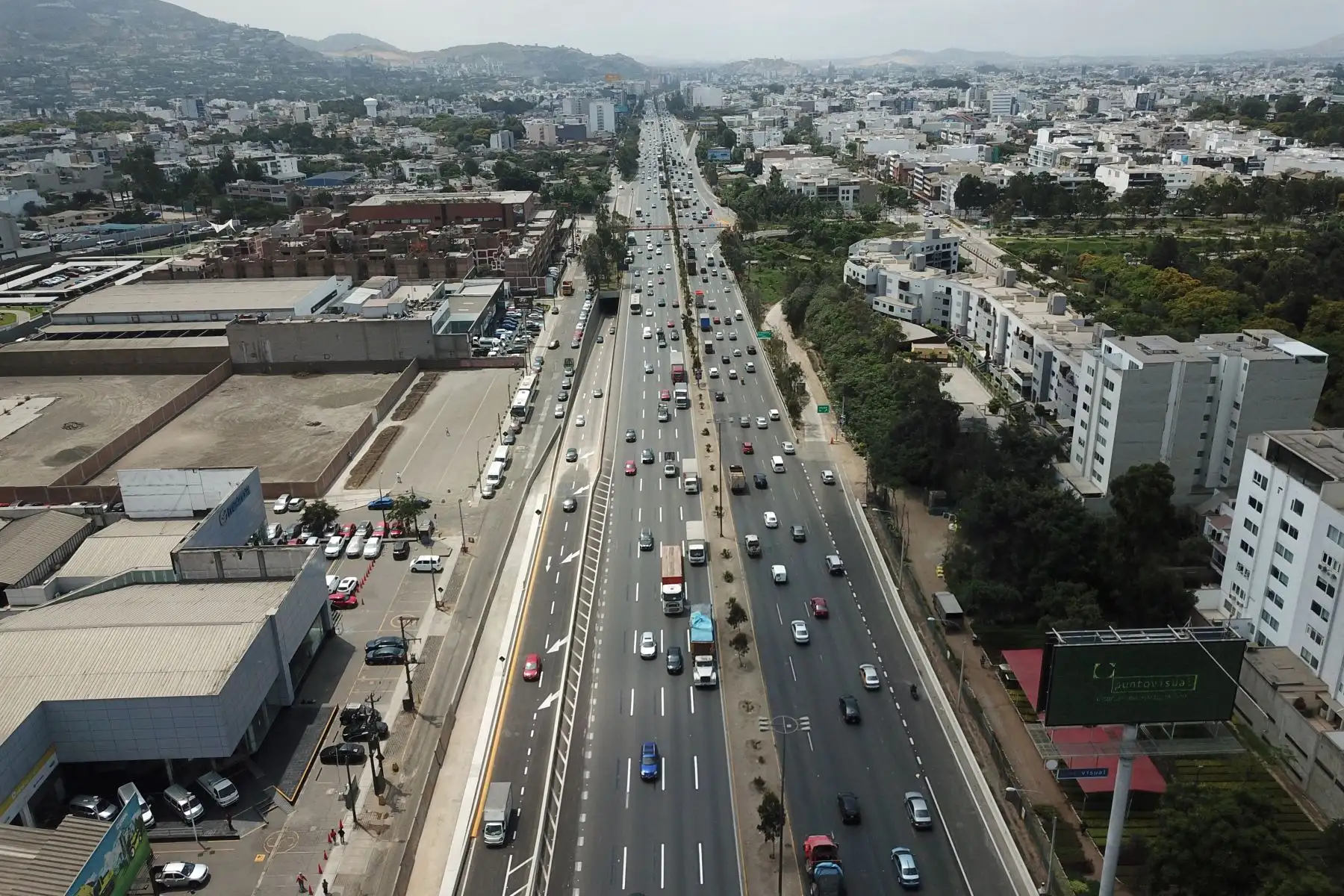 Abren al tránsito viaductos del intercambio vial El Derby

Foto: ANDINA/Juan Carlos Guzmán Negrini.