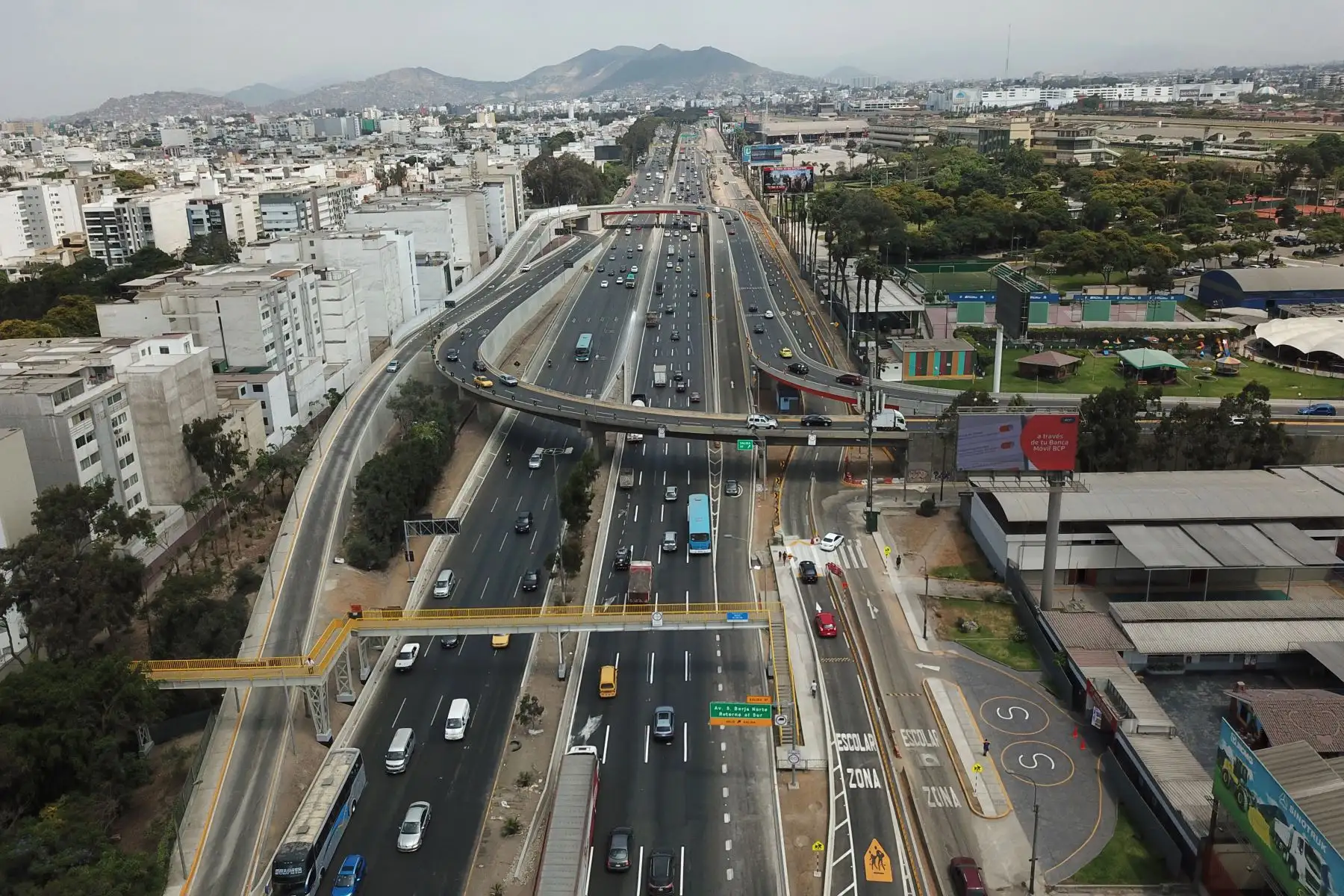 Abren al tránsito viaductos del intercambio vial El Derby

Foto: ANDINA/Juan Carlos Guzmán Negrini.