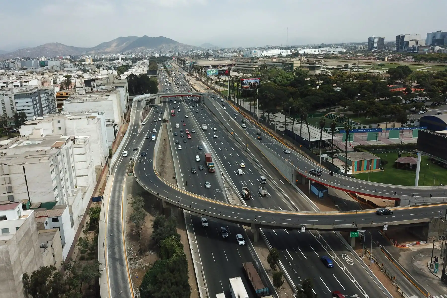 Abren al tránsito viaductos del intercambio vial El Derby

Foto: ANDINA/Juan Carlos Guzmán Negrini.