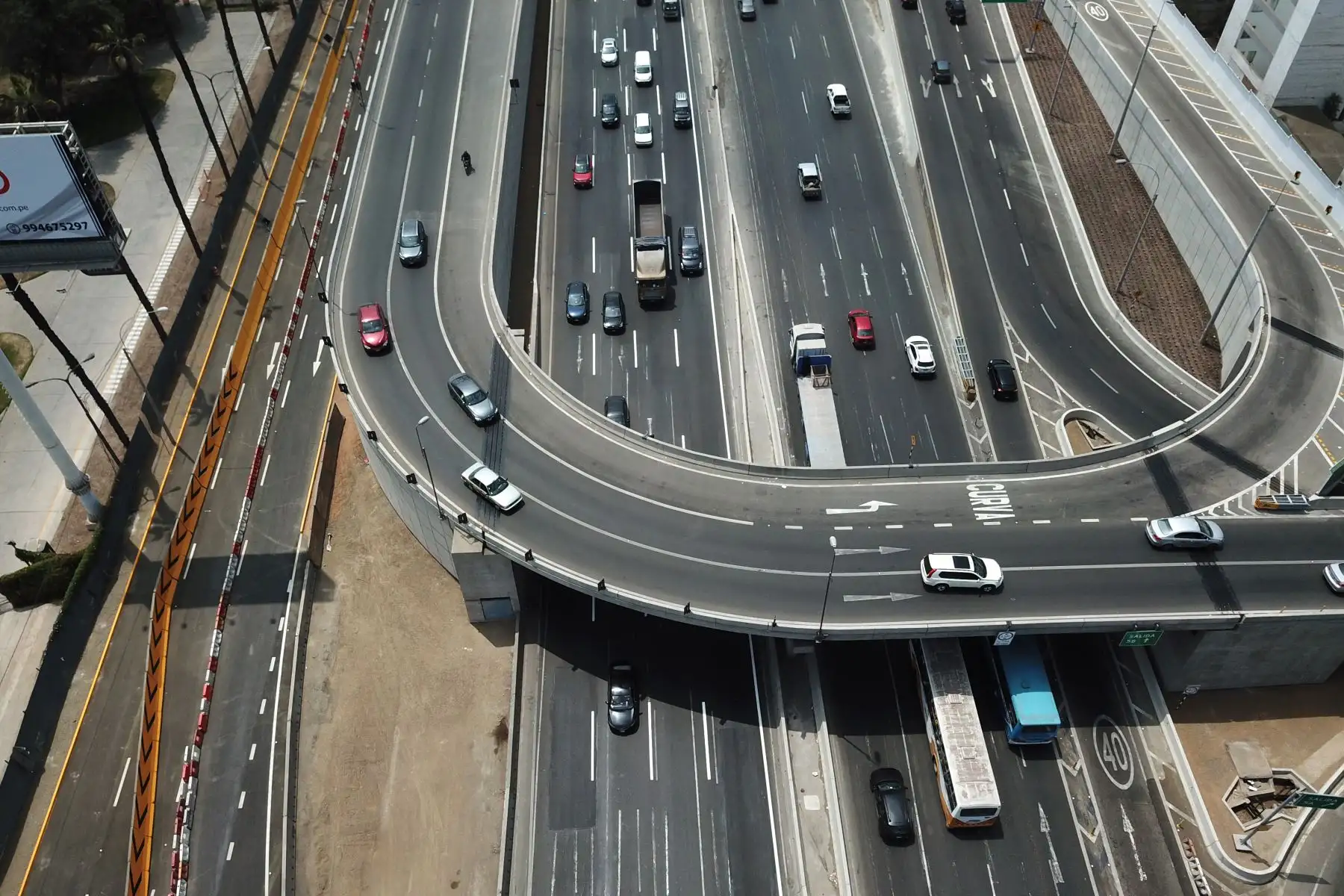 Abren al tránsito viaductos del intercambio vial El Derby

Foto: ANDINA/Juan Carlos Guzmán Negrini.