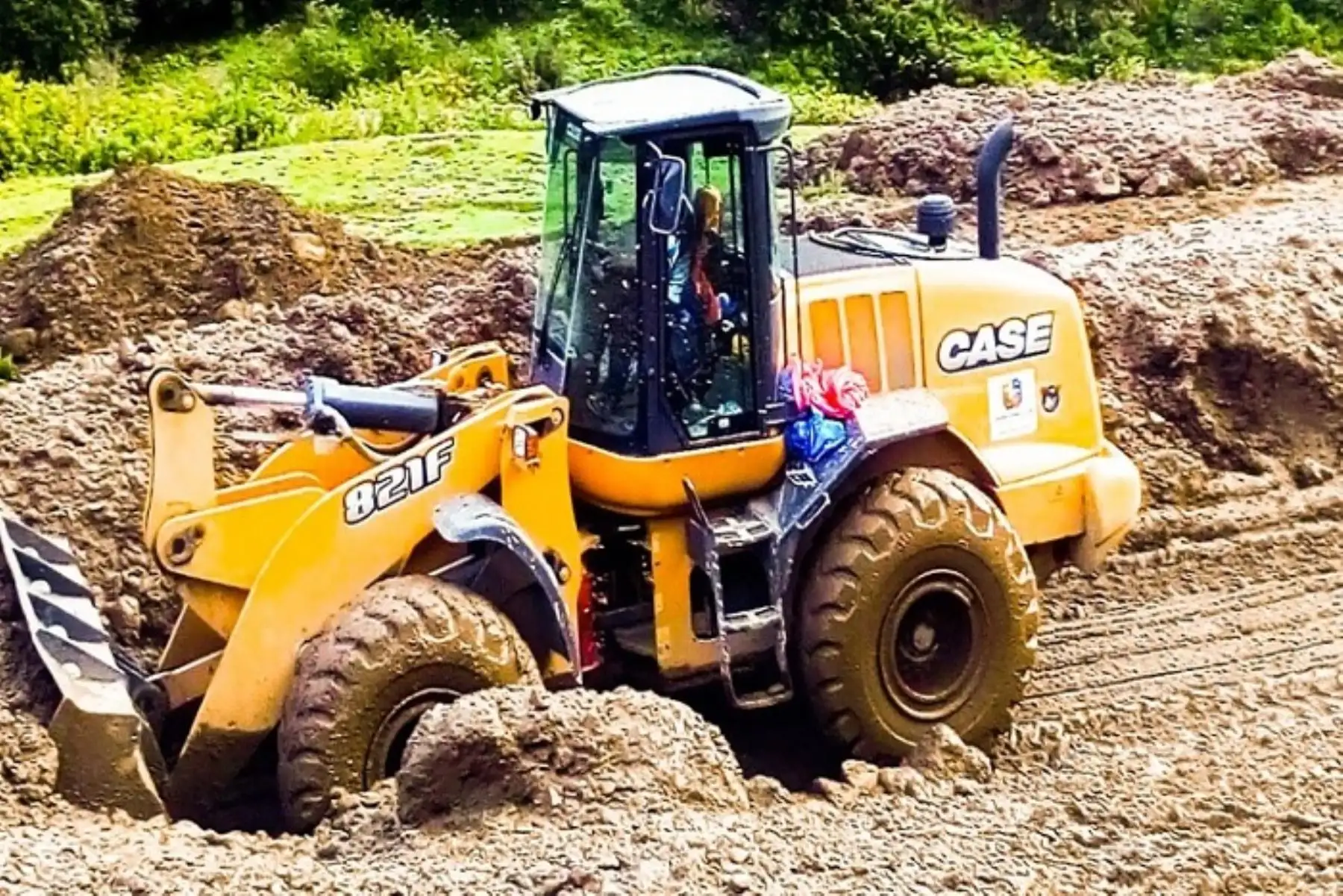 Con ayuda de maquinaria pesada restablecen el tránsito vehicular en el distrito de Huaros, provincia de Yauyos, afectado por huaico. ANDINA/Difusión
