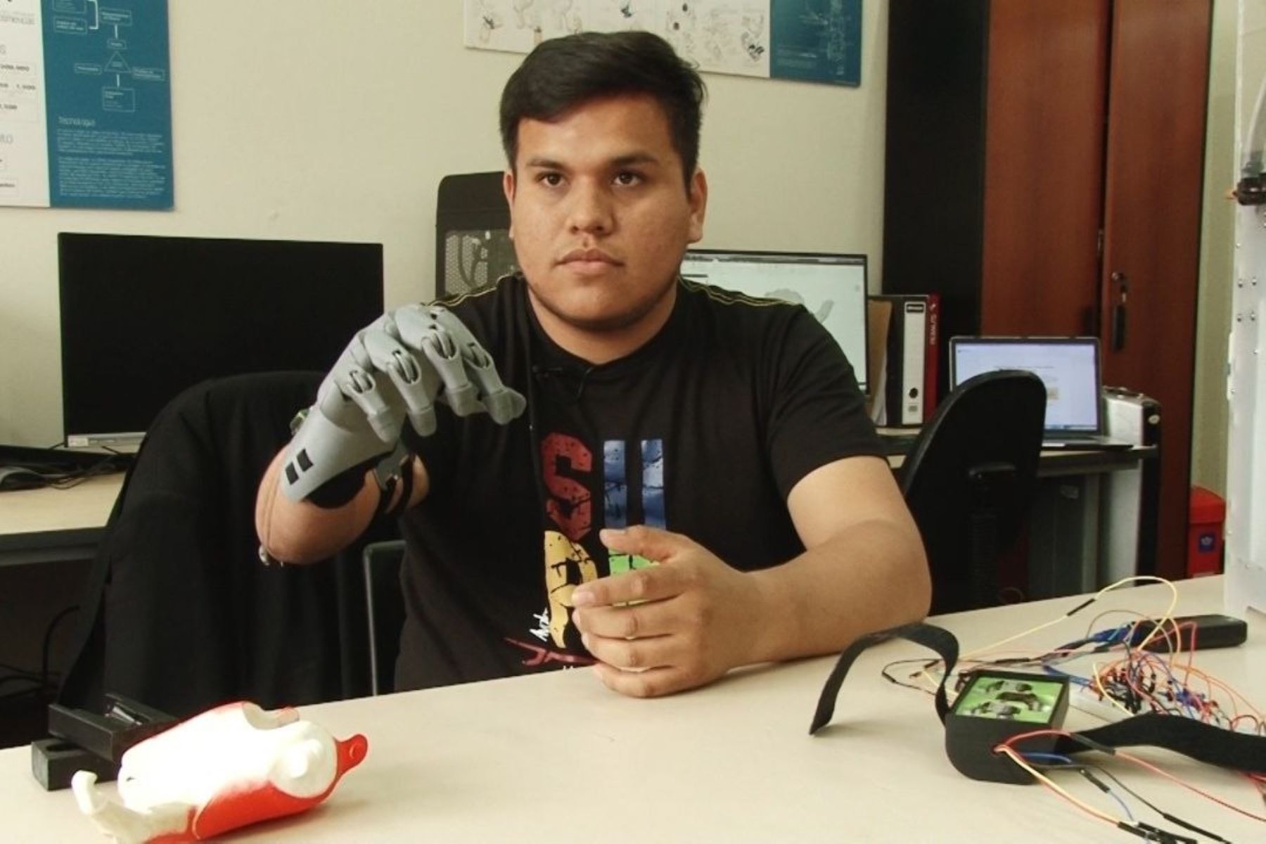 Enzo Romero, ingeniero mecatrónico de la PUCP diseñó una mano robótica a bajo precio. Foto: ANDINA