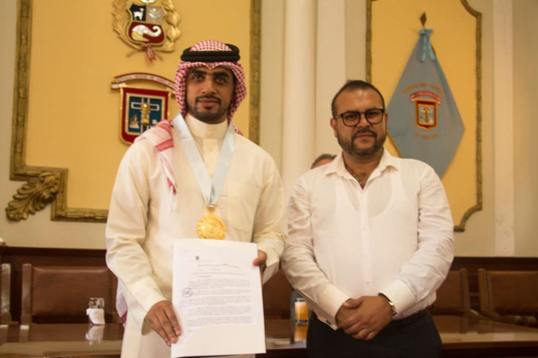 El empresario árabe Yaqoob Mubarak recibió una resolución de reconocimiento y la Medalla de la Ciudad de Chiclayo.