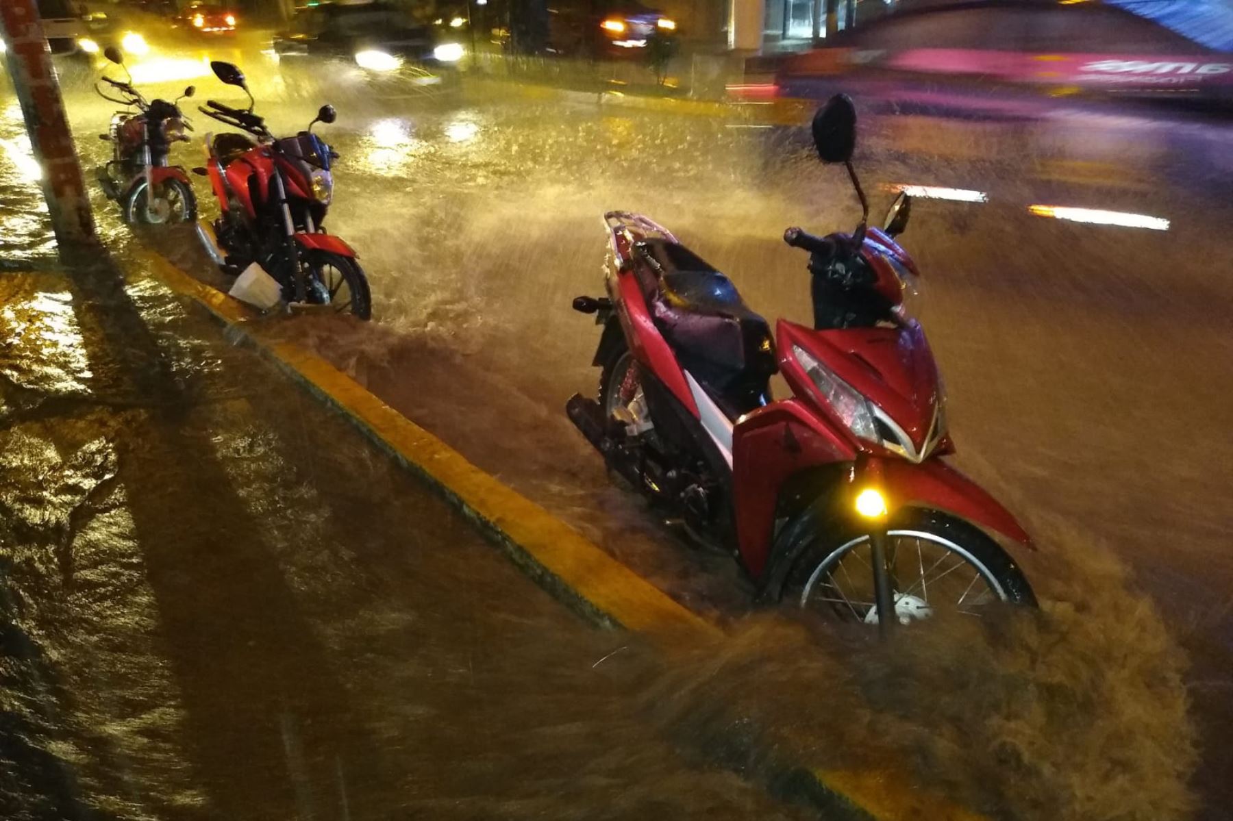 Lluvia torrencial inunda varias calles y viviendas en la ciudad de Huancayo. Foto: Pedro Tinoco