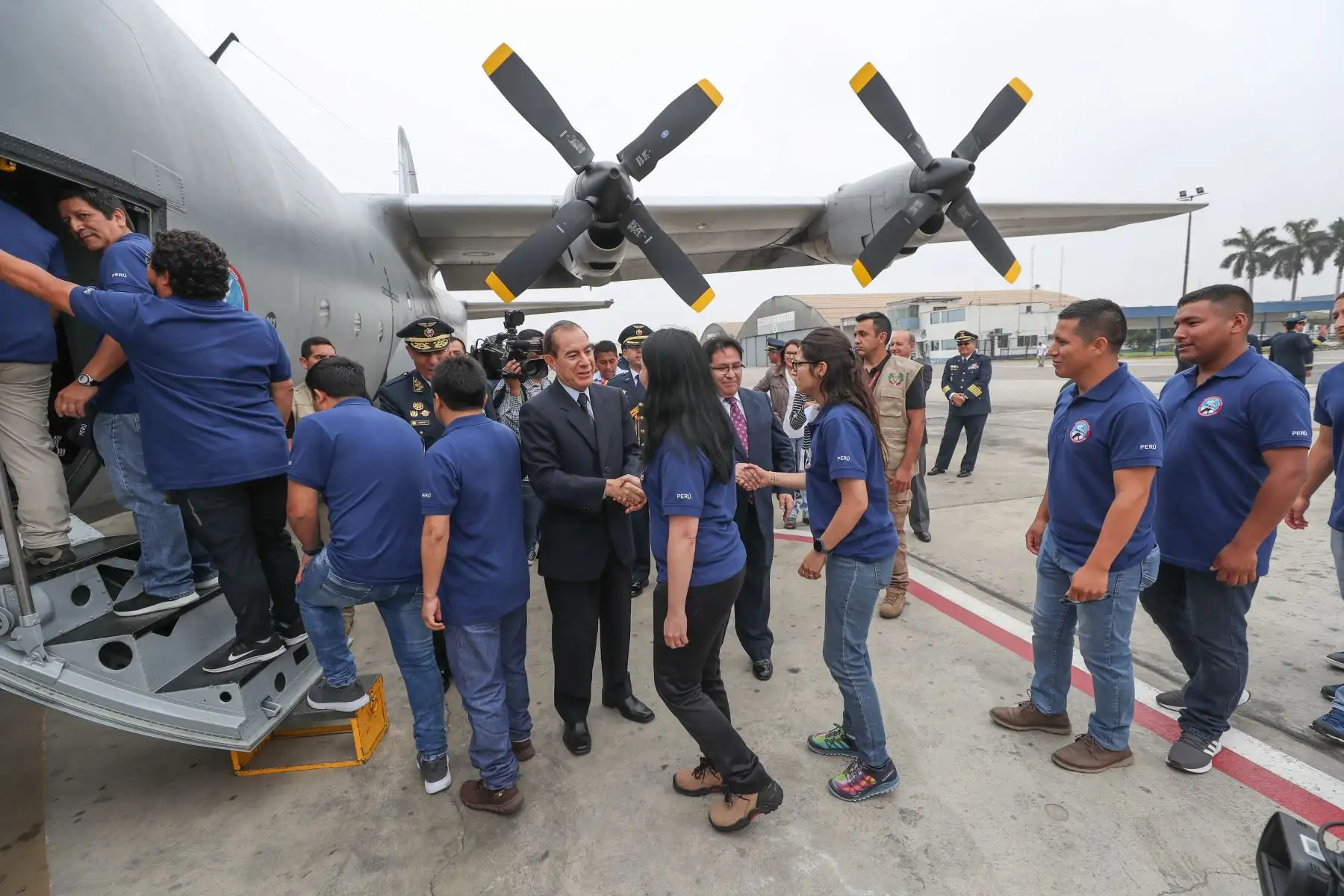 Ministro de Defensa, Walter Roger Martos Despidió avión FAP para el trabajo científico en la base peruana Machu Picchu en  la Antártida.
Foto: Mindef