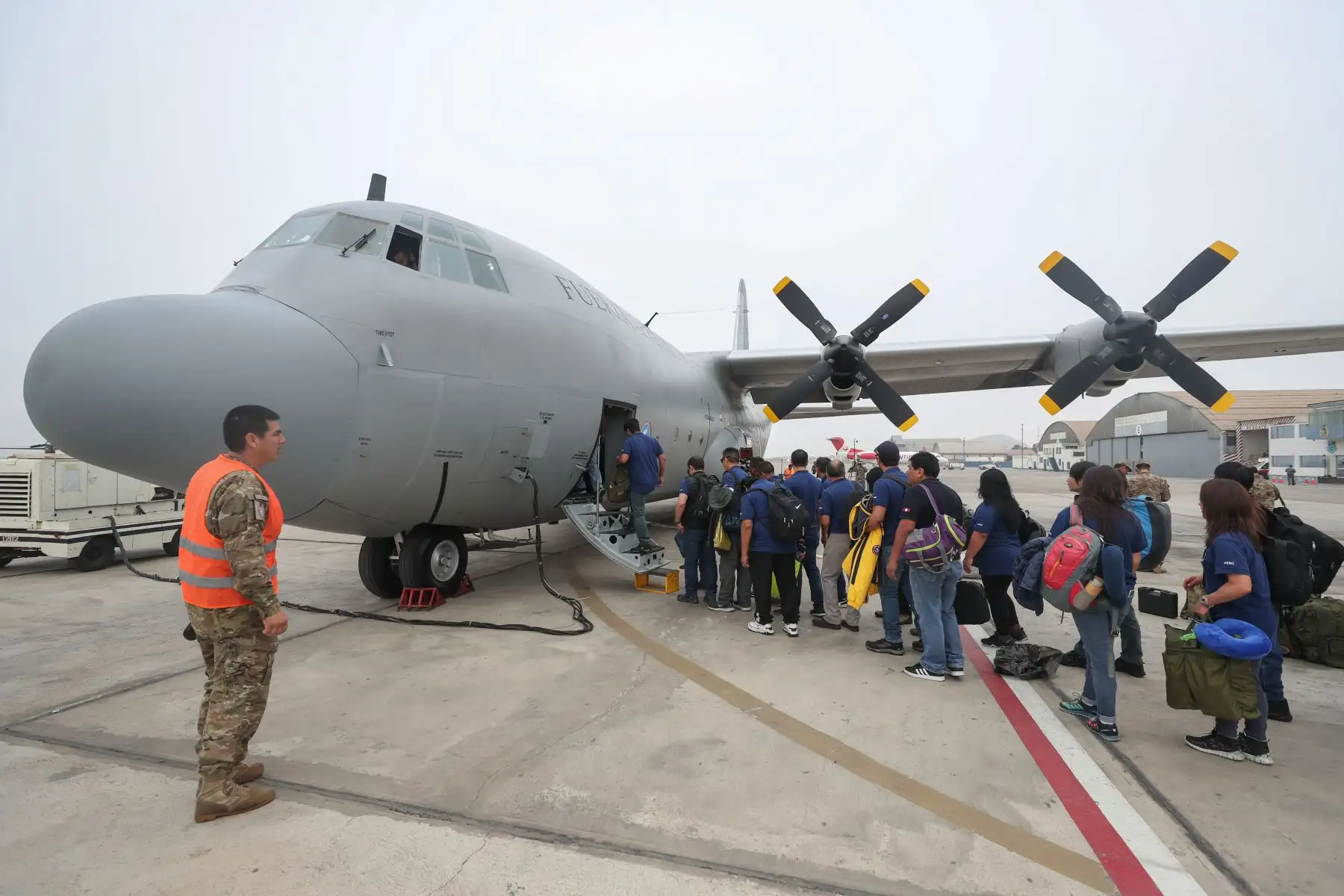 Ministro de Defensa, Walter Roger Martos Despidió avión FAP para el trabajo científico en la base peruana Machu Picchu en  la Antártida.
Foto: Mindef
