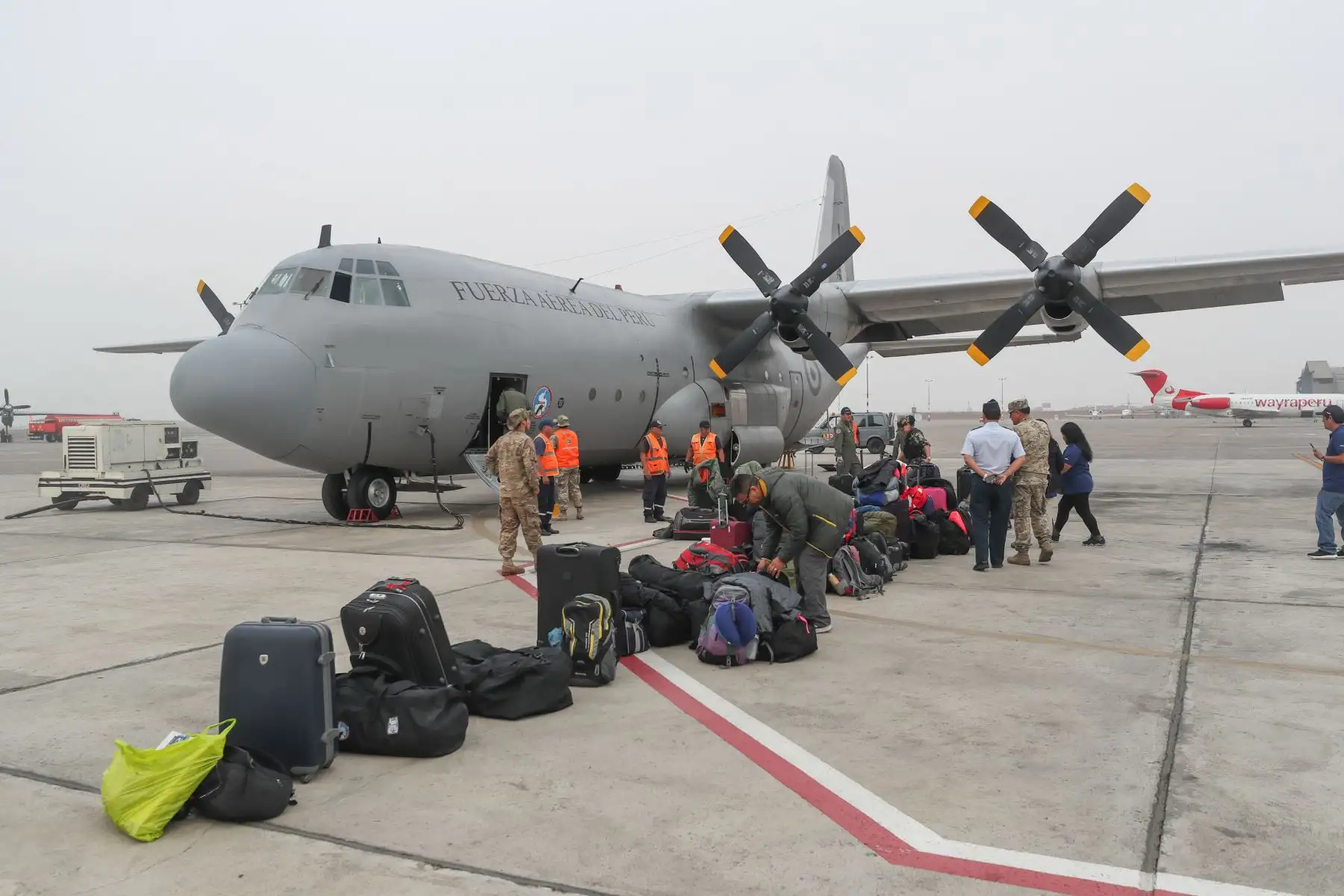 Ministro de Defensa, Walter Roger Martos Despidió avión FAP para el trabajo científico en la base peruana Machu Picchu en  la Antártida.
Foto: Mindef