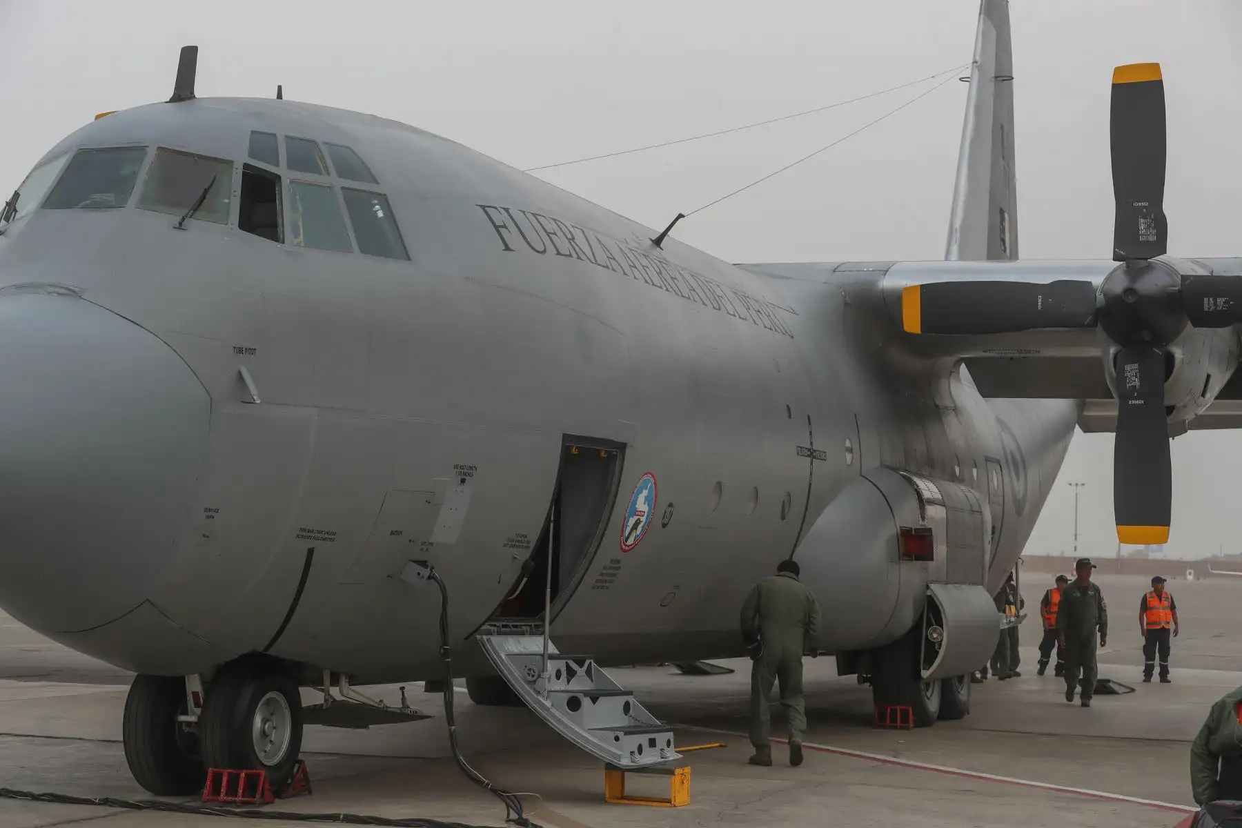 Ministro de Defensa, Walter Roger Martos despidió avión FAP que servirá para el trabajo científico en la base peruana Machu Picchu en  la Antártida.
Foto: Mindef