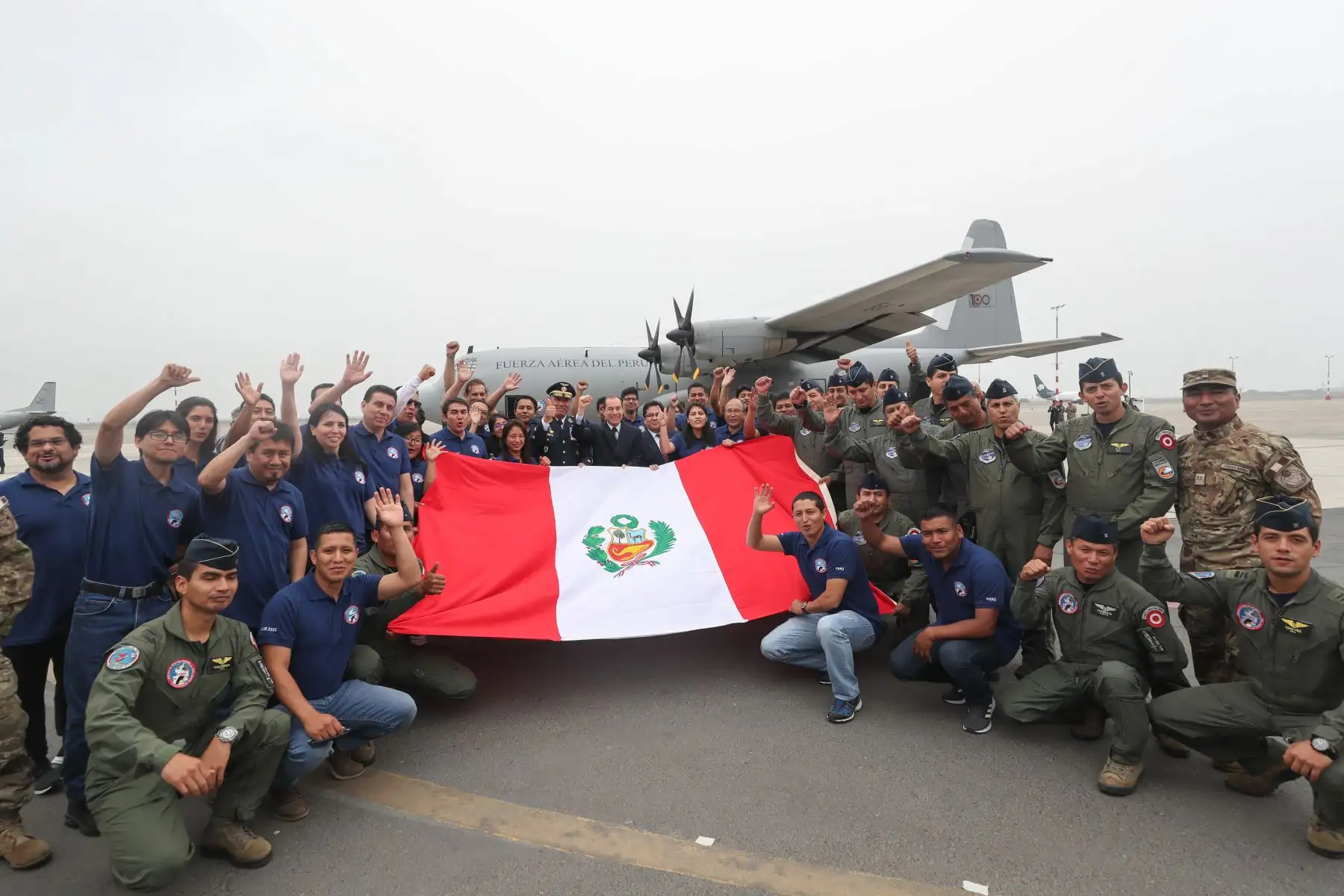 Ministro de Defensa, Walter Roger Martos despidió avión FAP que servirá para el trabajo científico en la base peruana Machu Picchu en  la Antártida.
Foto: Mindef