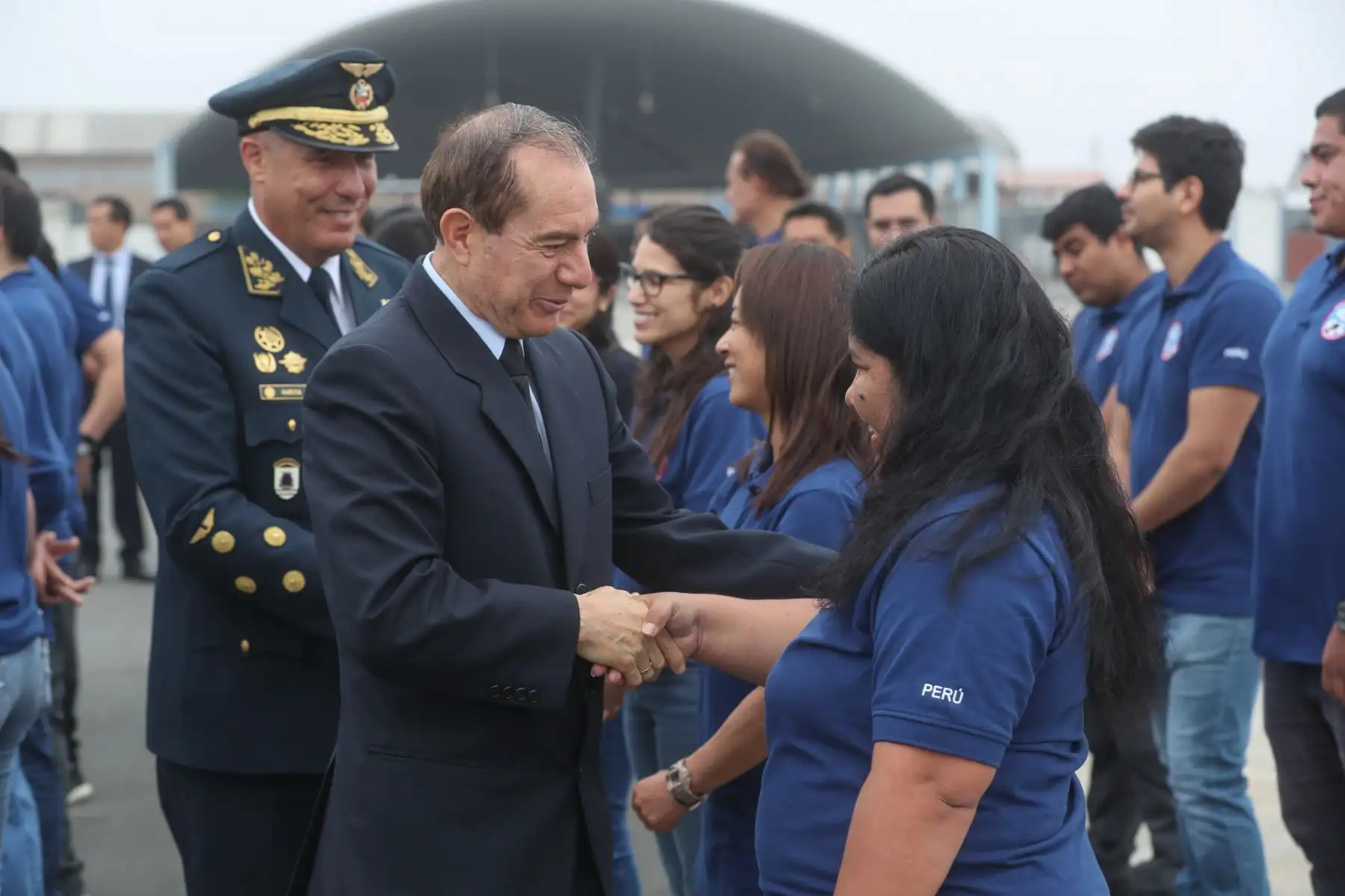 Ministro de Defensa, Walter Roger Martos despidió avión FAP que servirá para el trabajo científico en la base peruana Machu Picchu en  la Antártida.
Foto: Mindef