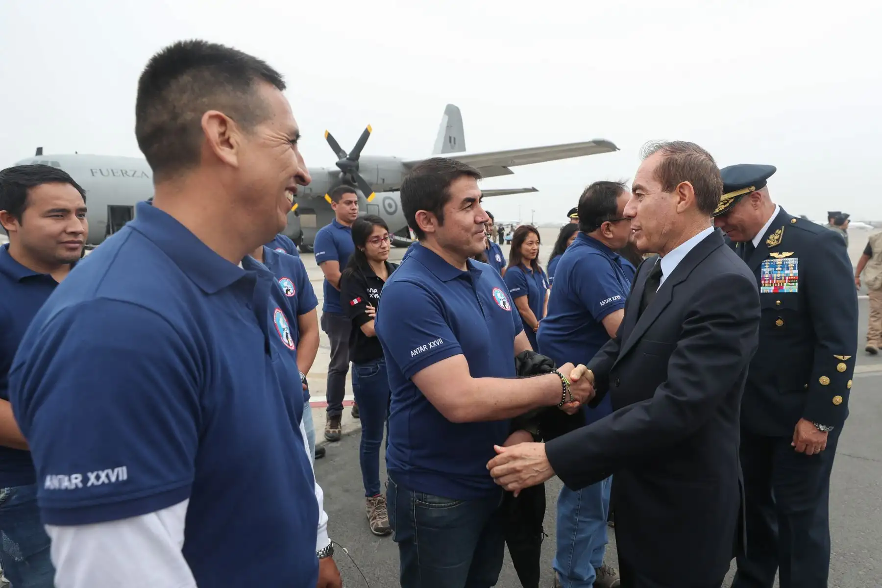 Ministro de Defensa, Walter Roger Martos despidió avión FAP que servirá para el trabajo científico en la base peruana Machu Picchu en  la Antártida.
Foto: Mindef