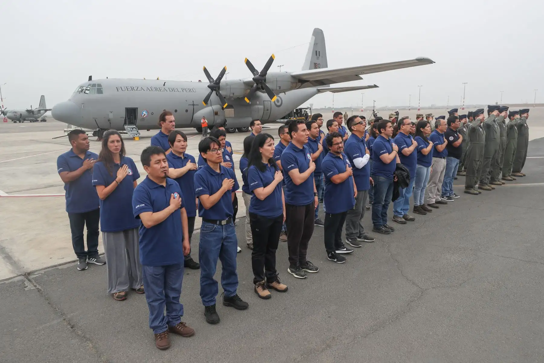 Ministro de Defensa, Walter Roger Martos despidió avión FAP que servirá para el trabajo científico en la base peruana Machu Picchu en  la Antártida.
Foto: Mindef