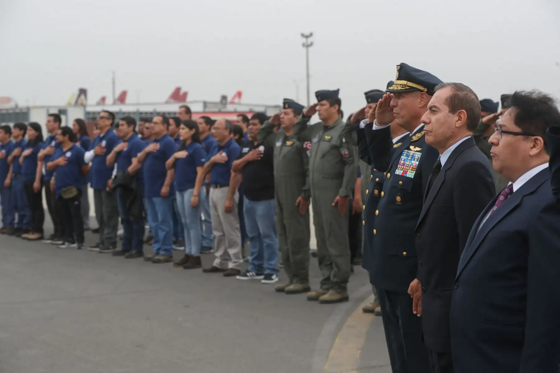 Ministro de Defensa, Walter Roger Martos despidió avión FAP que servirá para el trabajo científico en la base peruana Machu Picchu en  la Antártida.
Foto: Mindef