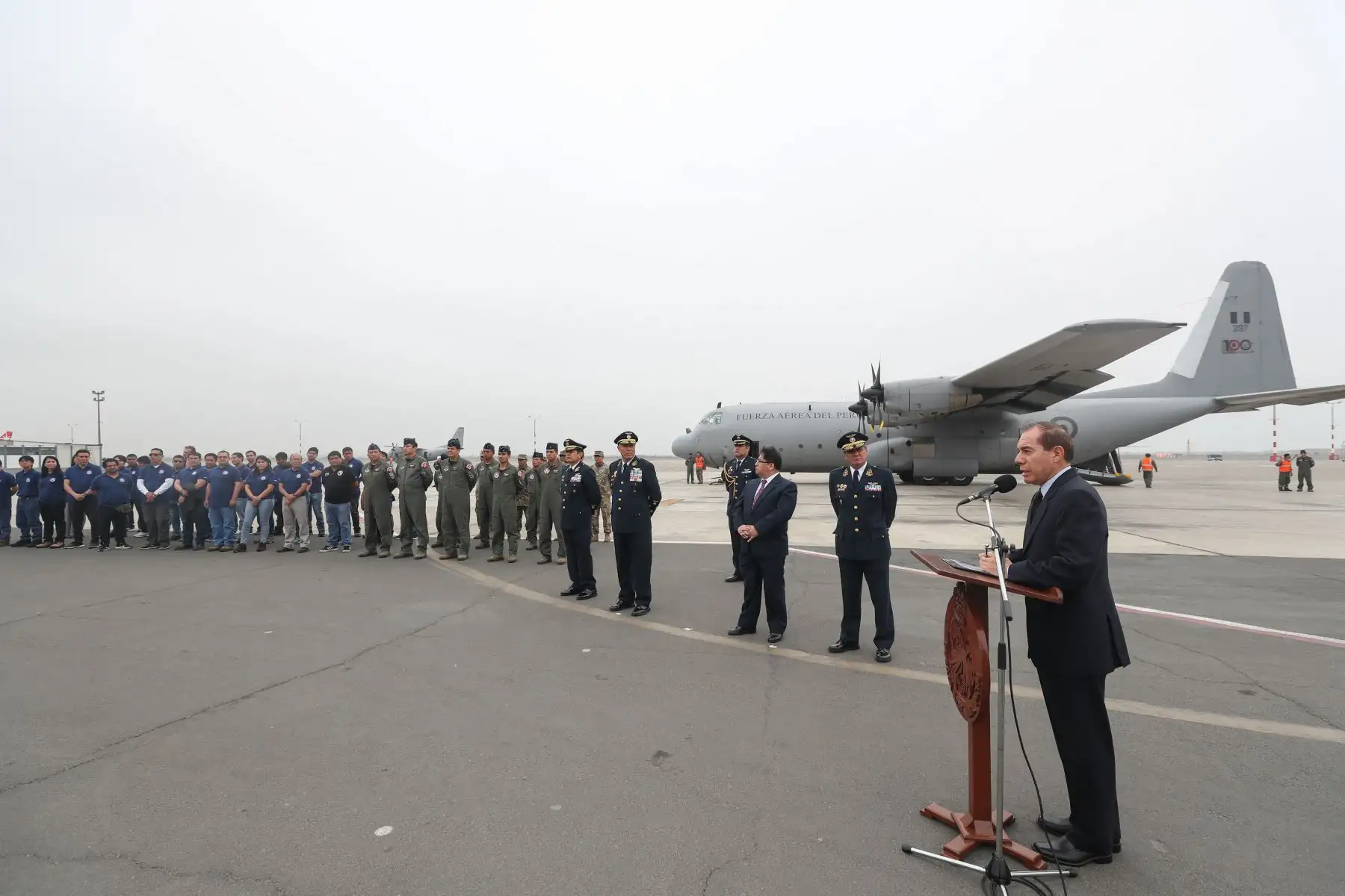 Ministro de Defensa, Walter Roger Martos despidió avión FAP que servirá para el trabajo científico en la base peruana Machu Picchu en  la Antártida.
Foto: Mindef