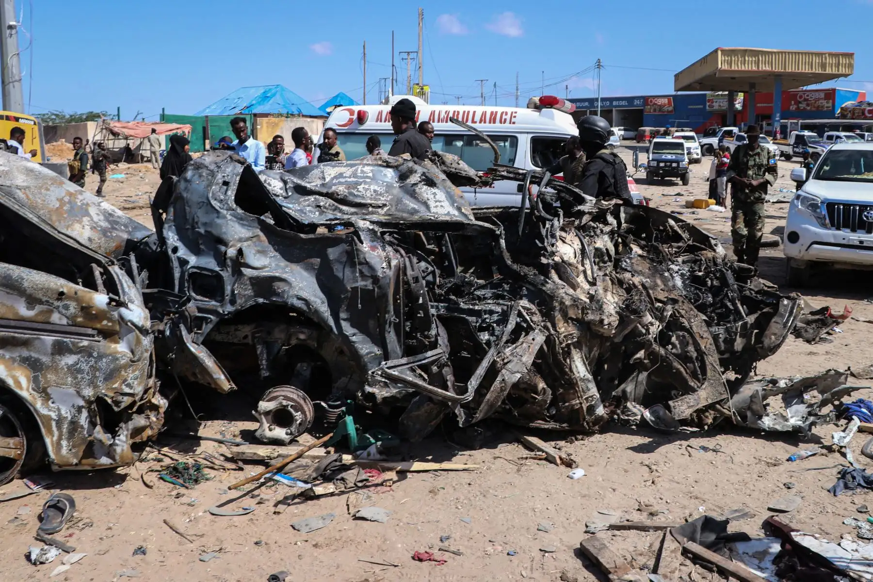 Los restos de un automóvil que fue destruido durante el ataque con coche bomba se ve en Mogadiscio. Un coche bomba masivo explotó en una zona concurrida de Mogadiscio, dejando al menos 76 personas muertas, muchas de ellas ellos estudiantes universitarios.
Foto: AFP