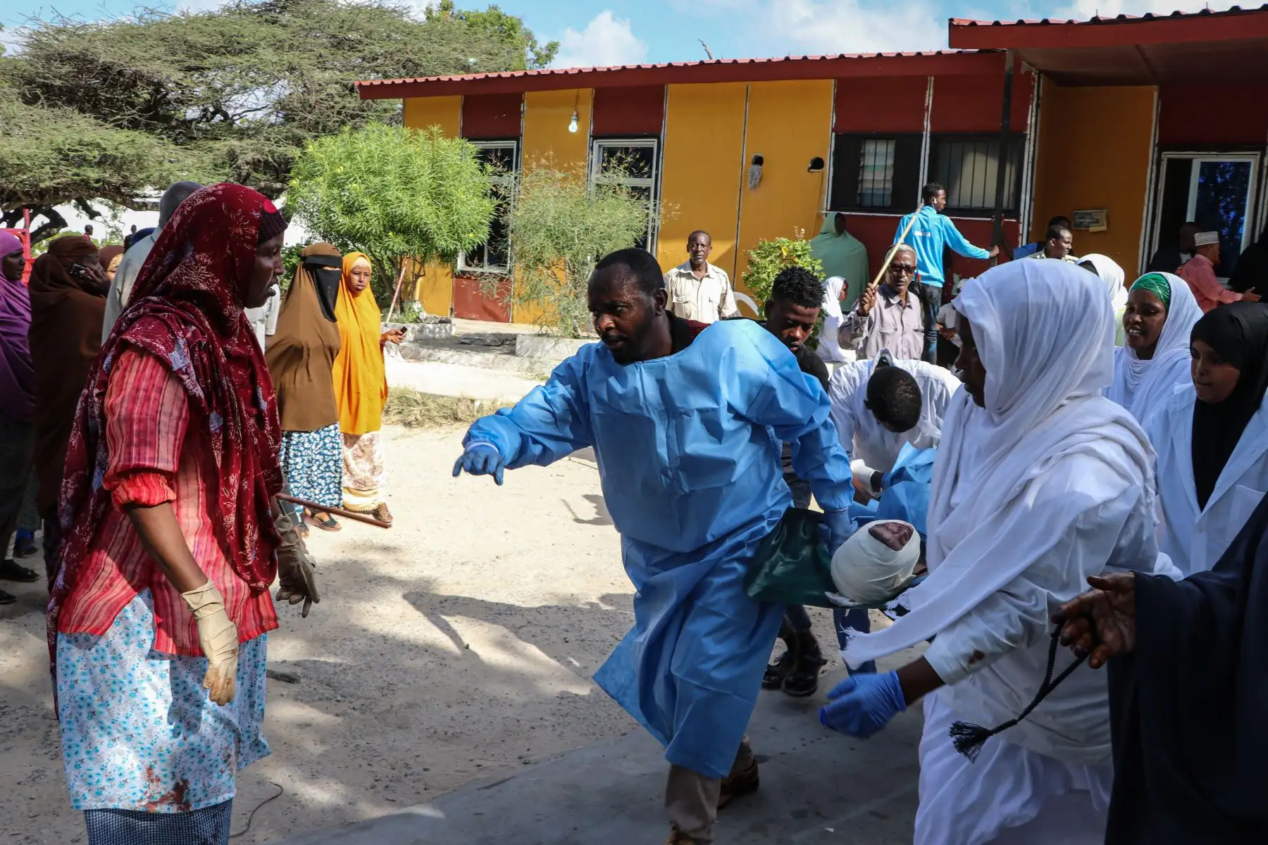 Las enfermeras llevan a una persona, que resultó herida durante un ataque con coche bomba, en el Hospital Madina en Mogadiscio.
Foto: AFP