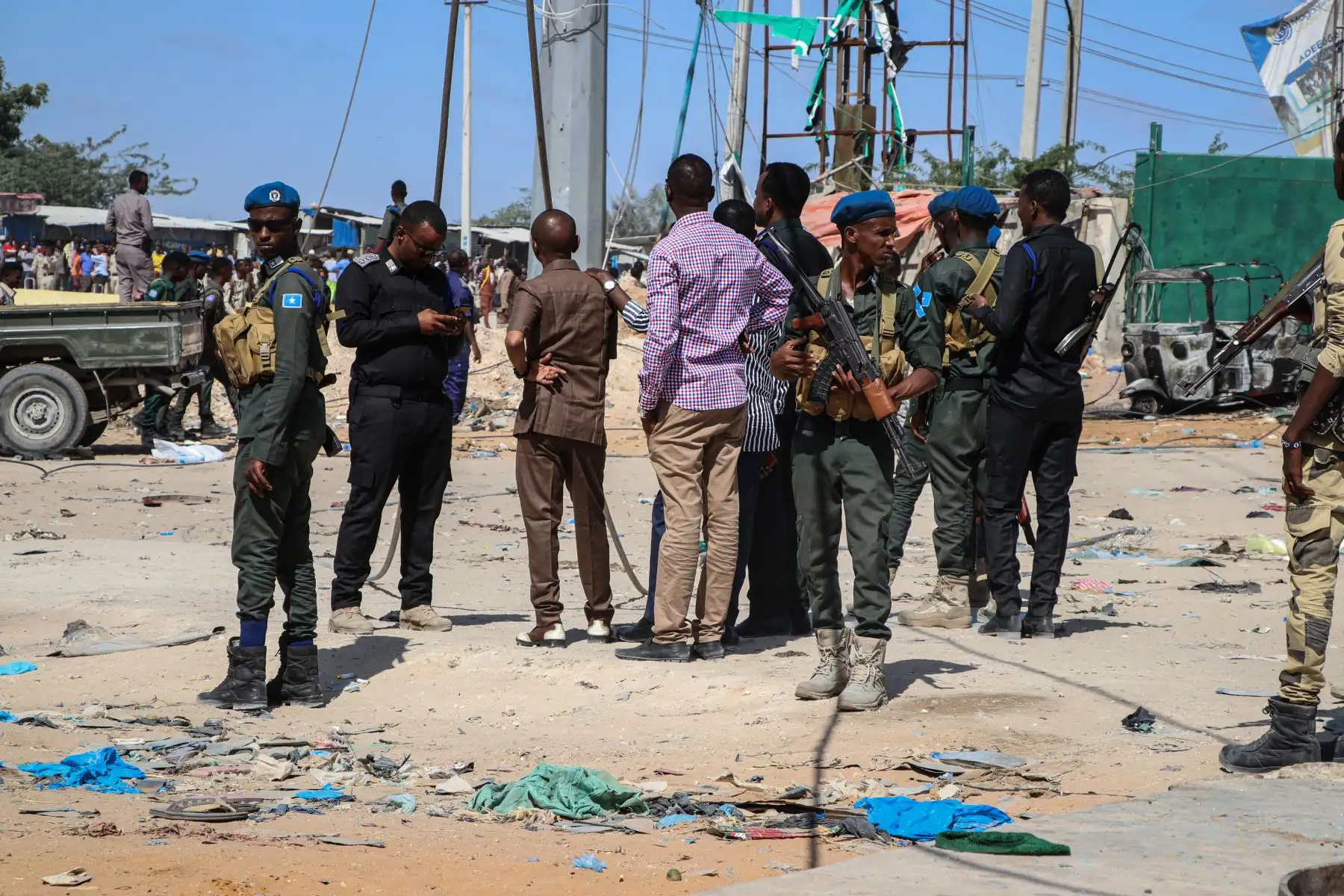 Agentes de la policía somalí aseguran el área en un sitio de ataque con coche bomba en Mogadiscio.
Foto: AFP
