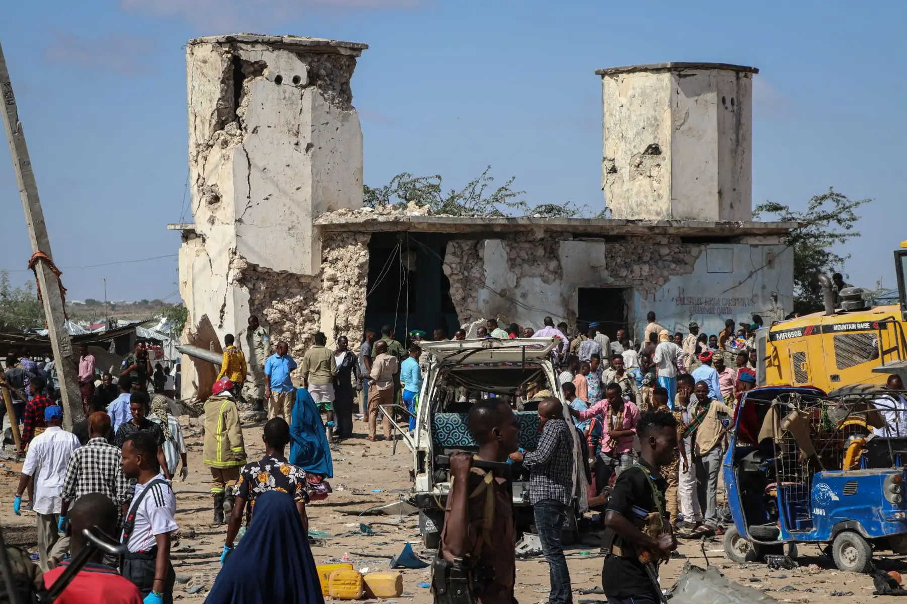 Personas somalíes se reúnen en un sitio de ataque con coche bomba en Mogadiscio.
Foto: AFP