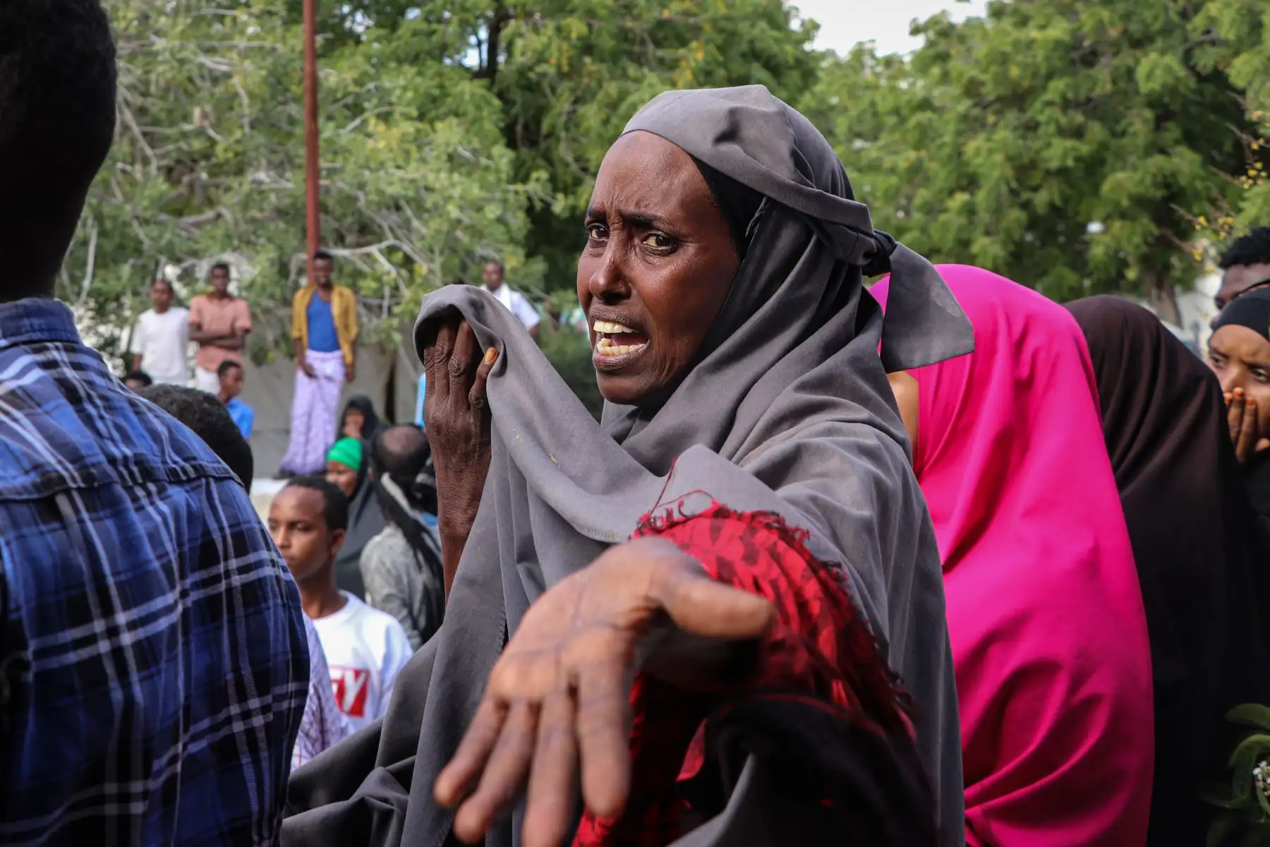 Una mujer somalí reacciona cuando las víctimas de un atentado con coche bomba son llevadas al Hospital Madina en Mogadiscio.
Foto: AFP