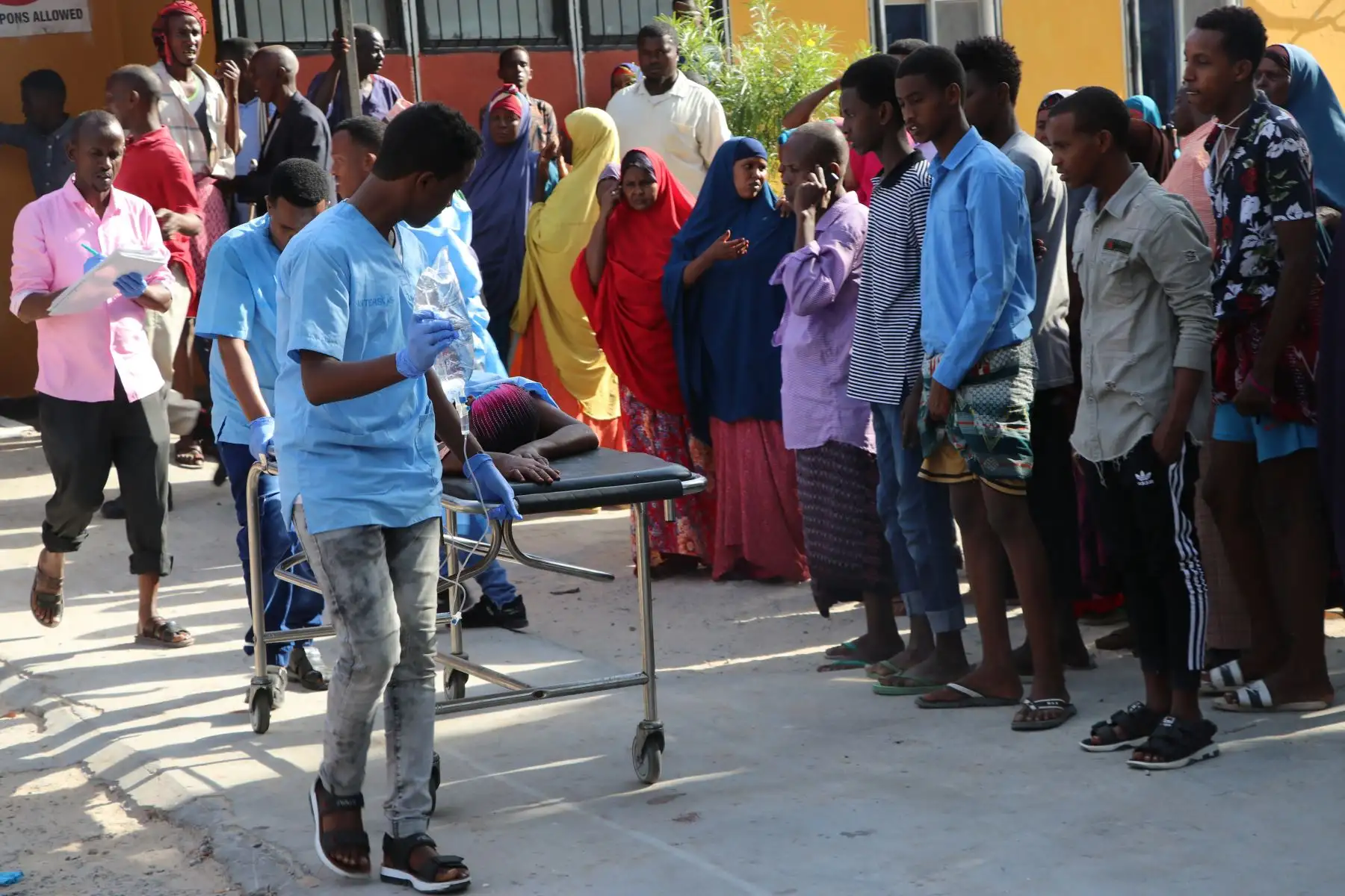Enfermeras del Hospital Madina de Mogadiscio empujan a una persona herida en una camilla, en Mogadiscio.
Foto: AFP