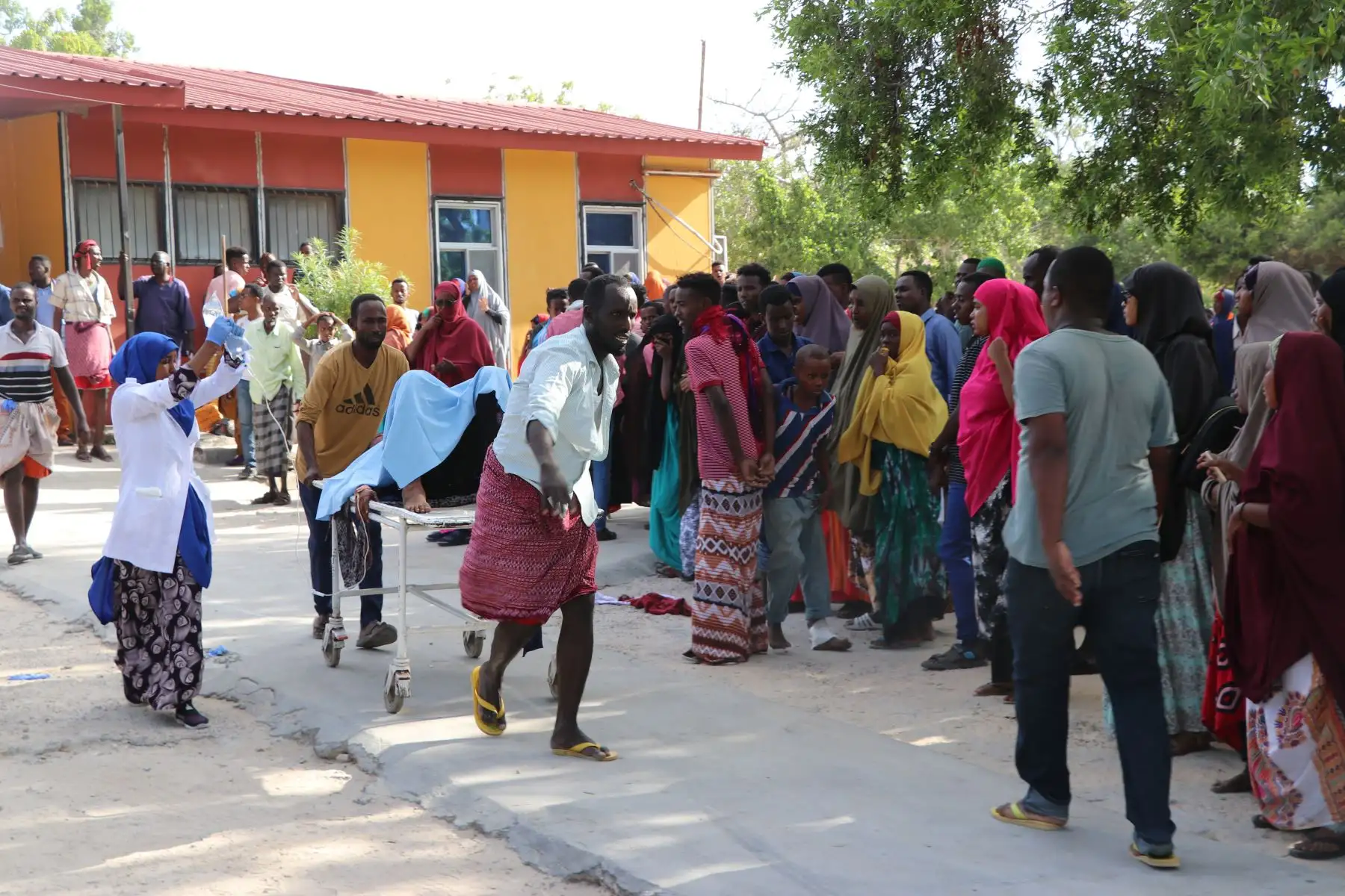 Enfermeras y familiares del Hospital Madina de Mogadiscio empujan a una persona herida en una camilla, en Mogadiscio.
Foto: AFP