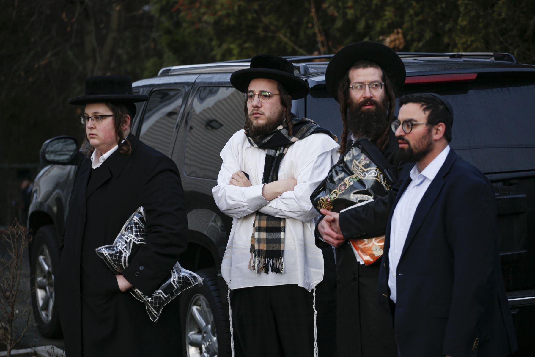 Miembros de la comunidad judía se reúnen frente a la casa del rabino Chaim Rottenbergin Monsey, en Nueva York. Foto: AFP