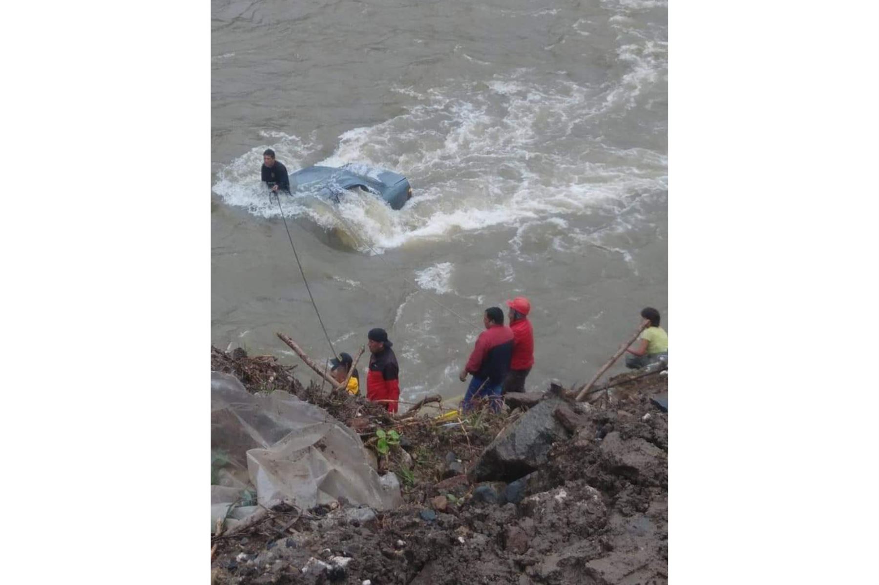 Vehículo cayó a las aguas del río Santa (Áncash) y un bebé de 8 meses desapareció. Foto: Cortesía Gonzalo Horna