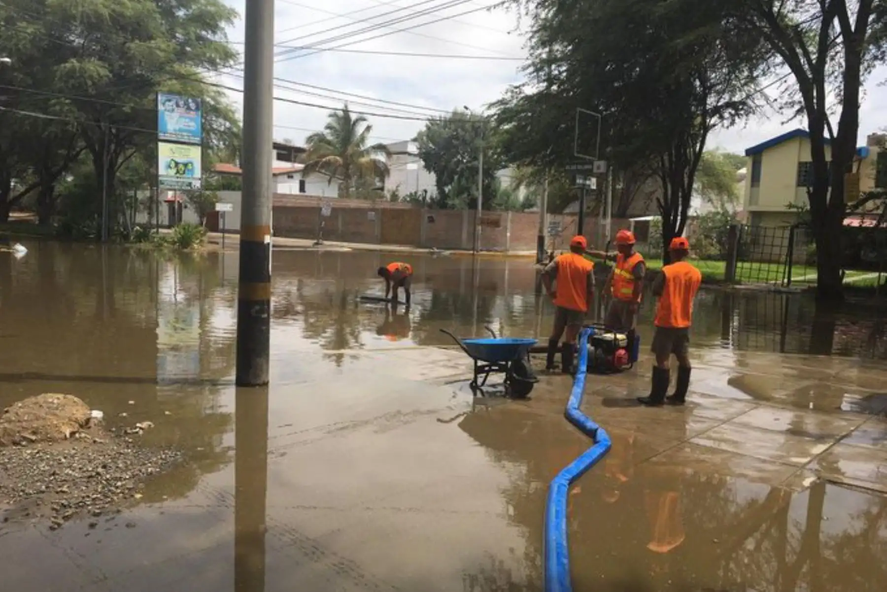 Con la ayuda de motobombas se efectúa la limpieza en Piura para evitar focos de infección y presencia de zancudos.