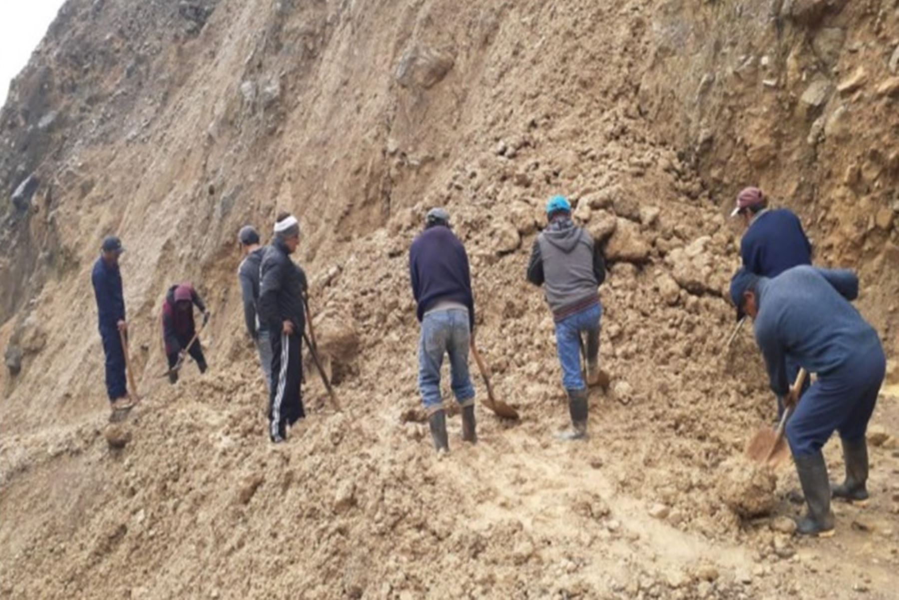 Lluvias intensas en la sierra de la región Áncash han ocasionado derrumbes y la obstrucción de vías y caminos.