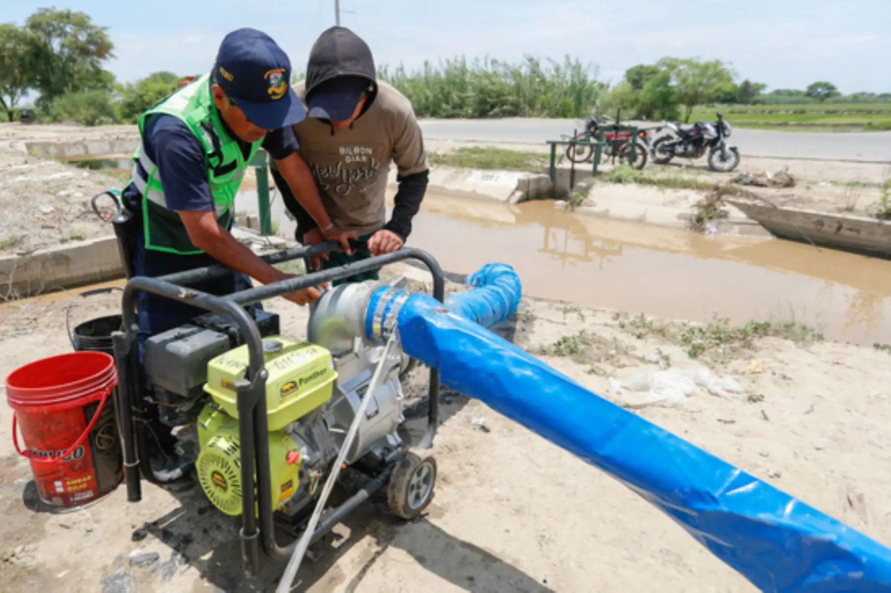 El MVCS ha entregado seis motobombas a la municipalidad de Veintiséis de Octubre (cuatro de 6 pulgadas y dos de 4 pulgadas) e igual número a la comuna de Castilla (tres motobombas de 4 pulgadas y tres de 6 pulgadas).