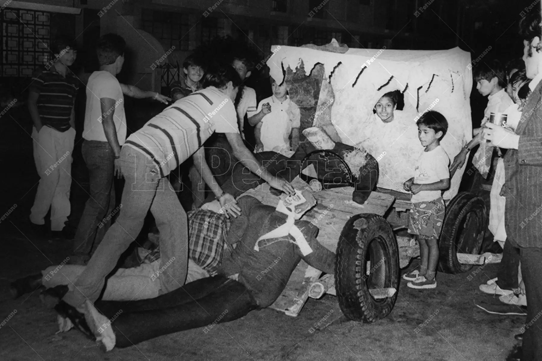 Los muñecos eran trasladados en los conocidos mototaxis para ubicarlos a lo largo de una extensa avenida, para luego quemarlos frente a la algarabía de chicos y grandes. Foto: ANDINA/archivo El Peruano Los muñecos eran trasladados en los conocidos mototaxis para ubicarlos a lo largo de una extensa avenida, para luego quemarlos frente a la algarabía de chicos y grandes. Foto: ANDINA/archivo El Peruano