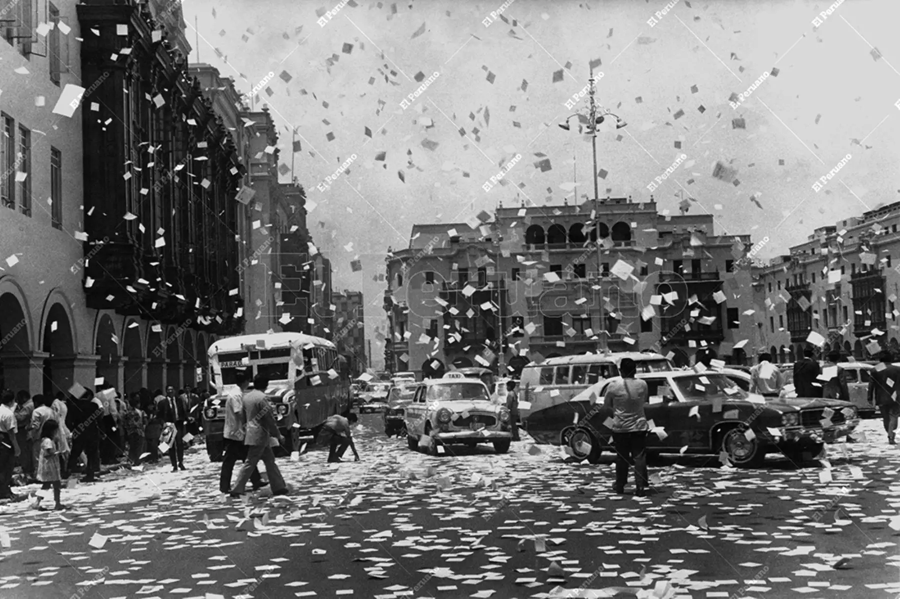 La lluvia de documentos sin valor era una tradición en el Centro de Lima. Foto: ANDINA/archivo El Peruano La lluvia de documentos sin valor era una tradición en el Centro de Lima. Foto: ANDINA/archivo El Peruano