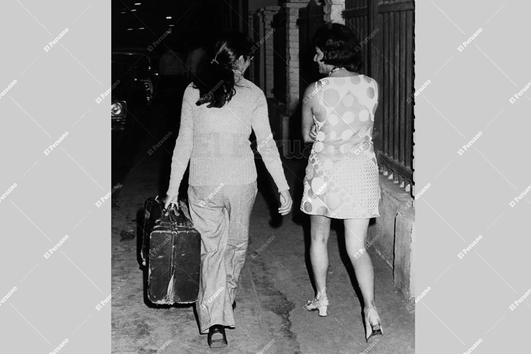 Recorrer la manzana con la maleta en mano para esperar un viaje de placer o, quizá, la migración a otro país, era una costumbre en la década de los 80. Foto: ANDINA/archivo El Peruano Recorrer la manzana con la maleta en mano para esperar un viaje de placer o, quizá, la migración a otro país, era una costumbre en la década de los 80. Foto: ANDINA/archivo El Peruano