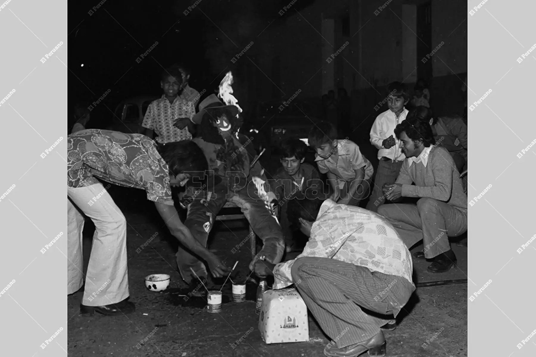 Los muñecos con la caja de panetón en la mano no se compraba en Mesa Redonda, se hacía con aserrín, ropa vieja y muchos cohetones. Foto: ANDINA/archivo El Peruano Los muñecos con la caja de panetón en la mano no se compraba en Mesa Redonda, se hacía con aserrín, ropa vieja y muchos cohetones. Foto: ANDINA/archivo El Peruano