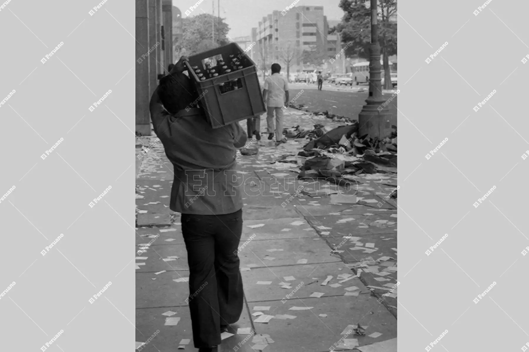 La cerveza y los documentos sin valor lanzados al viento desde los edificios formaban parte tradicional de los festejos por el Año Nuevo. Foto: ANDINA/archivo El Peruano La cerveza y los documentos sin valor lanzados al viento desde los edificios formaban parte tradicional de los festejos por el Año Nuevo. Foto: ANDINA/archivo El Peruano