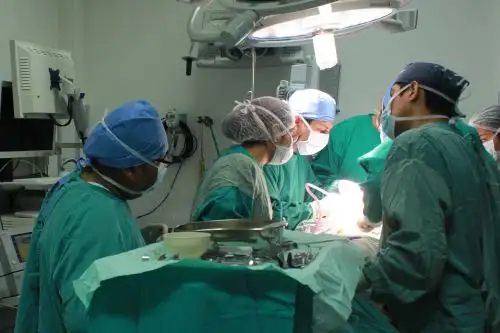 Médicos especialistas del Hospital Santa Rosa realizaron por primera vez bypass de extremidad.