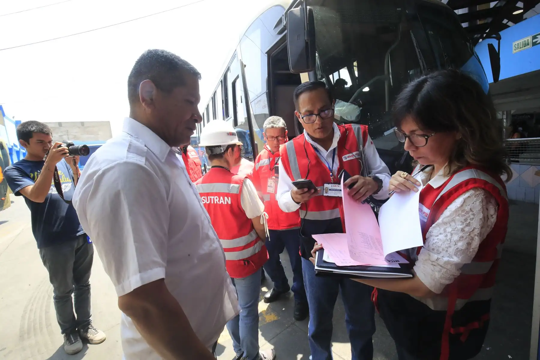 Inspectores de SUNAFIL fiscalizaron empresas de transporte interprovincial en el distrito de La Victoria acompañados de fiscalizadores de la municipalidad de este distrito, así como de la SUTRAN. 
 

Foto: ANDINA/Juan Carlos Guzmán Negrini