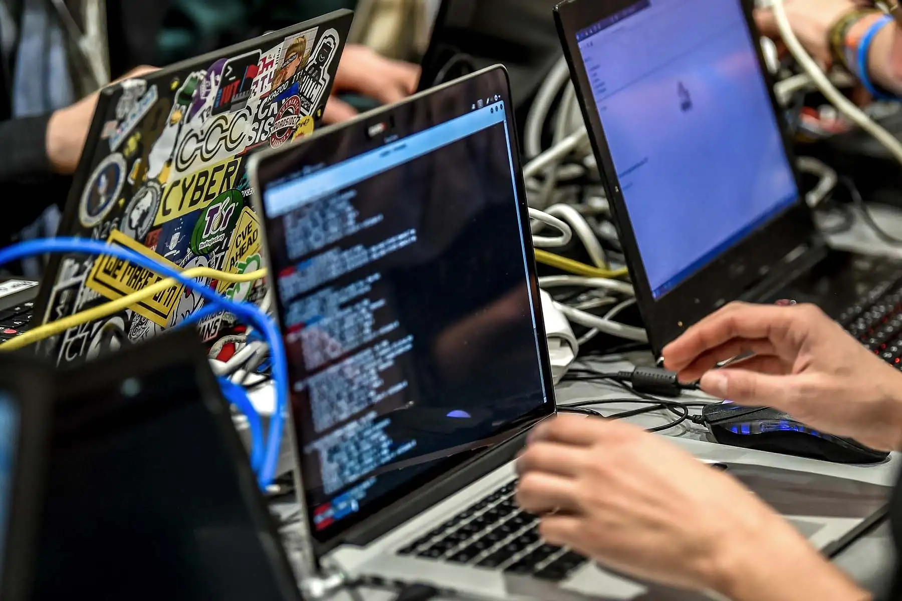 La IA es una rama que busca igualar o replicar las capacidades e inteligencia humanas al momento de realizar ciertas tareas, principalmente mediante la automatización de procesos. Foto: AFP