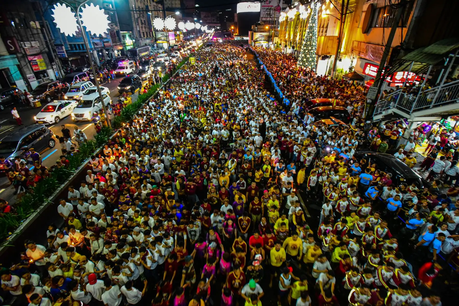 Miles de devotos participan en una procesión anual de Acción de Gracias con la imagen del Nazareno Negro en Manila. AFP