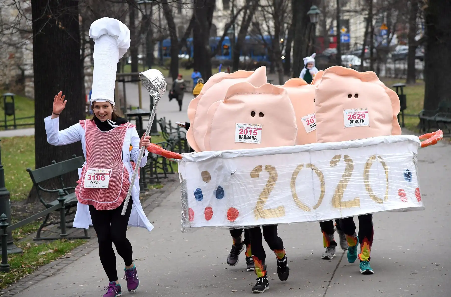 Los participantes salen a la calle durante la 16ª edición de la carrera de Nochevieja en Cracovia. EFE