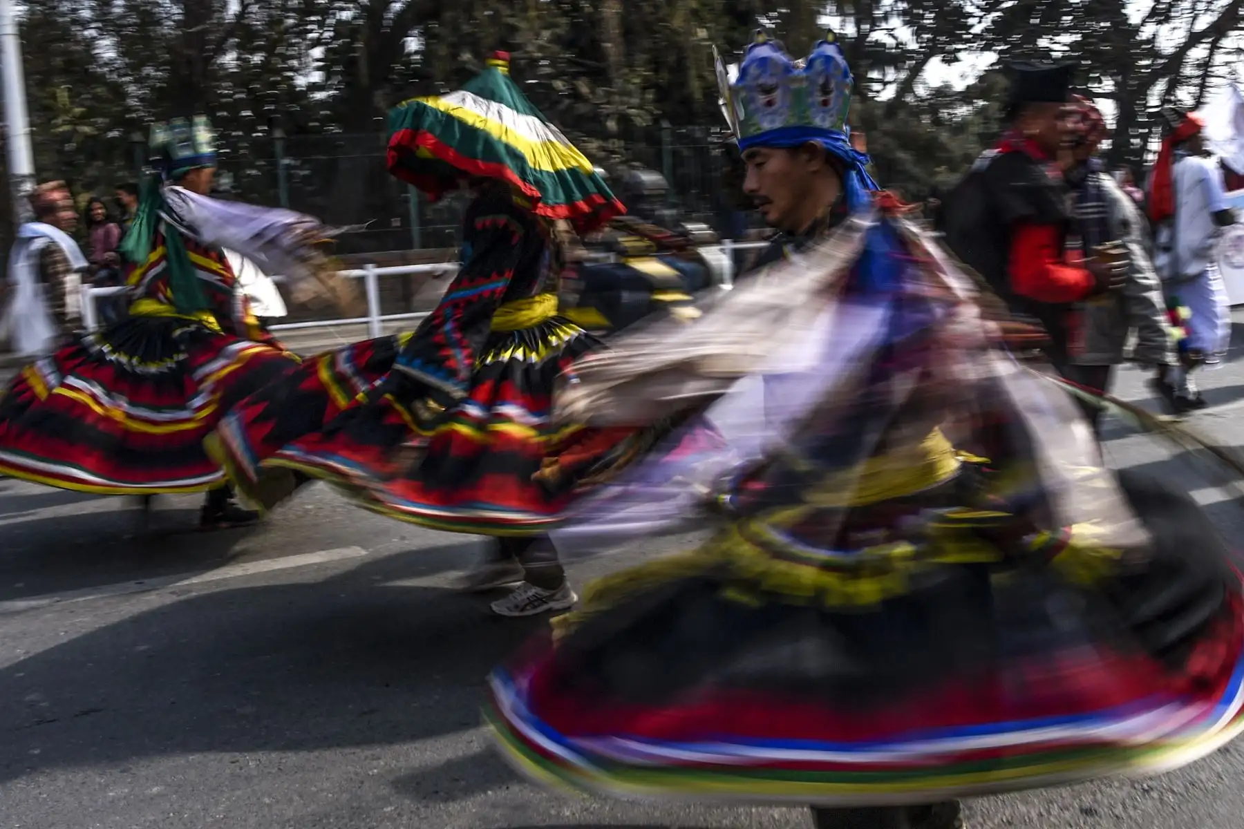 Miembros de la comunidad indígena Gurung vistiendo trajes de baile tradicionales mientras participan en una ceremonia de celebración de Año Nuevo conocida como 