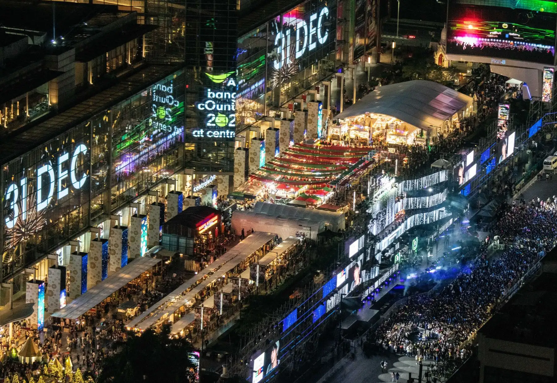 Los juerguistas llegan temprano para ver la cuenta regresiva de Año Nuevo afuera de un centro comercial en el centro de Bangkok. AFP