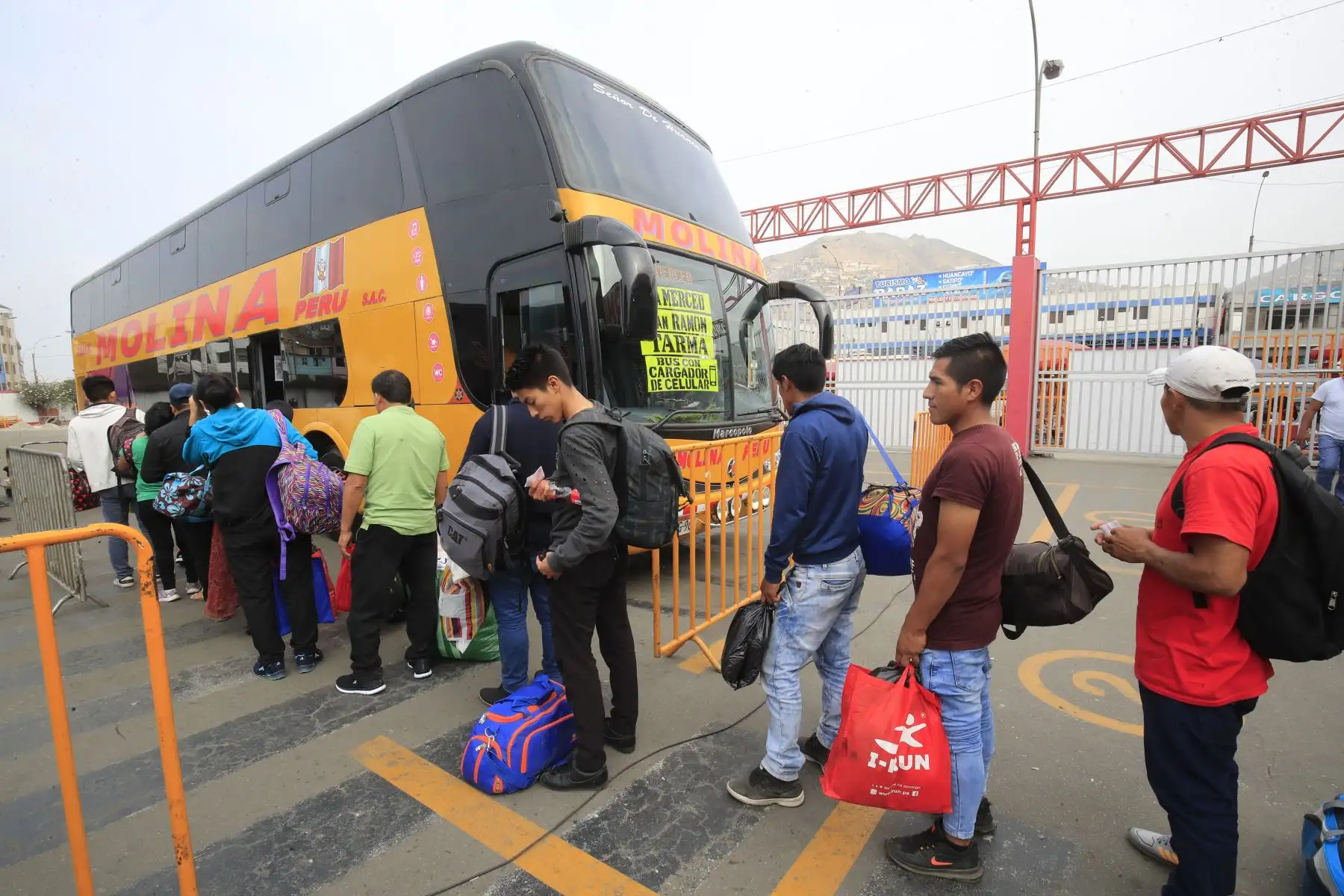 Terminal terrestre de Yerbateros recibe a decenas de usuarios por celebraciones de Año Nuevo.

Foto: ANDINA / Juan Carlos Guzmán Negrini