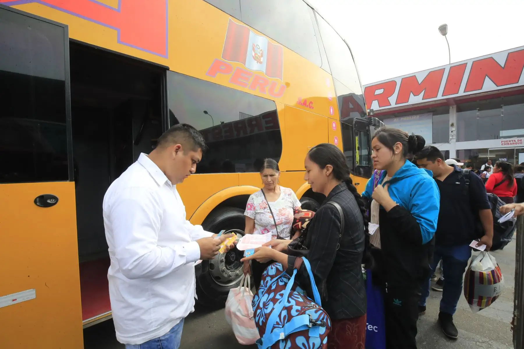 Terminal terrestre de Yerbateros recibe a decenas de usuarios por celebraciones de Año Nuevo.

Foto: ANDINA / Juan Carlos Guzmán Negrini