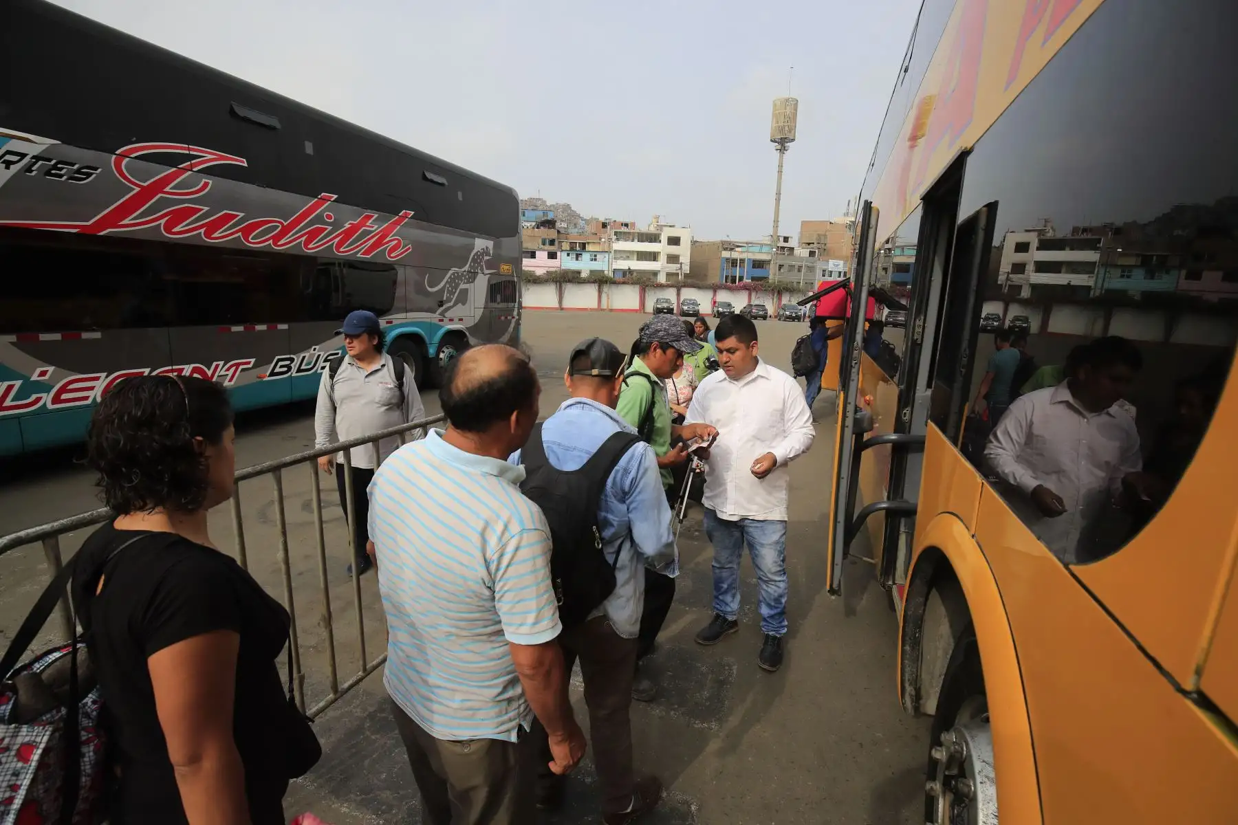 Terminal terrestre de Yerbateros recibe a decenas de usuarios por celebraciones de Año Nuevo.

Foto: ANDINA / Juan Carlos Guzmán Negrini