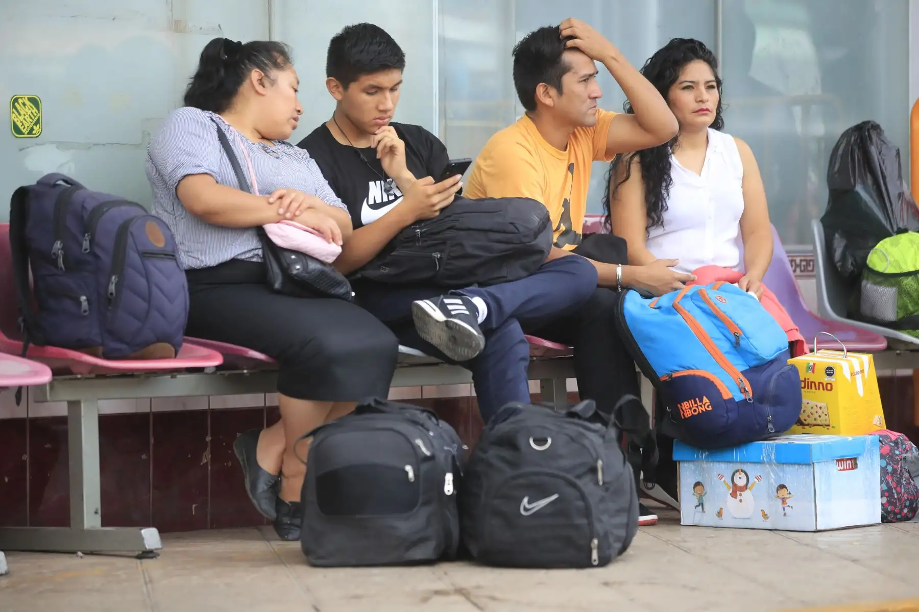 Terminal terrestre de Yerbateros recibe a decenas de usuarios por celebraciones de Año Nuevo.

Foto: ANDINA / Juan Carlos Guzmán Negrini