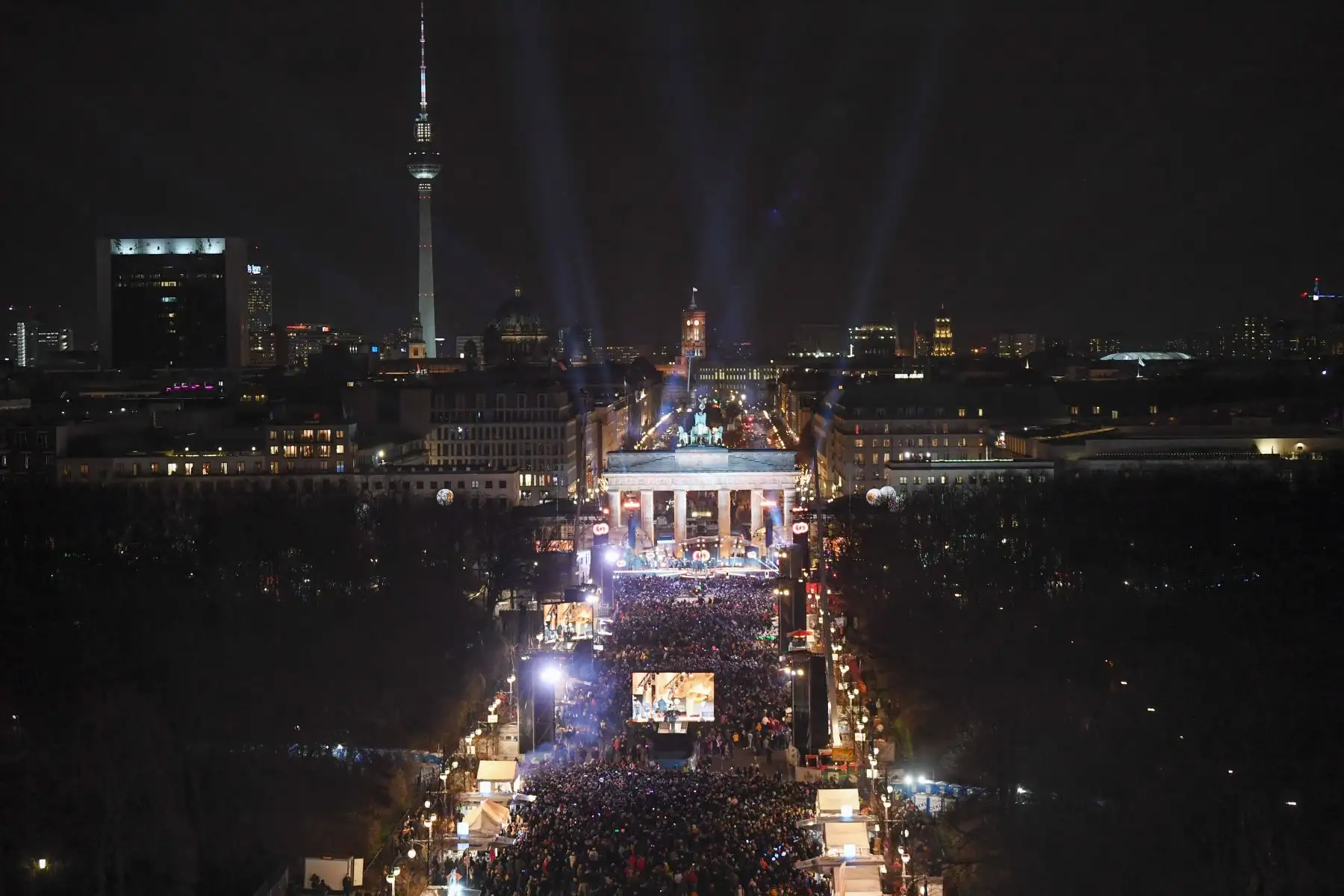 La gente se reúne frente a la histórica Puerta de Brandenburgo de Berlín para inaugurar el Año Nuevo.
Foto: AFP